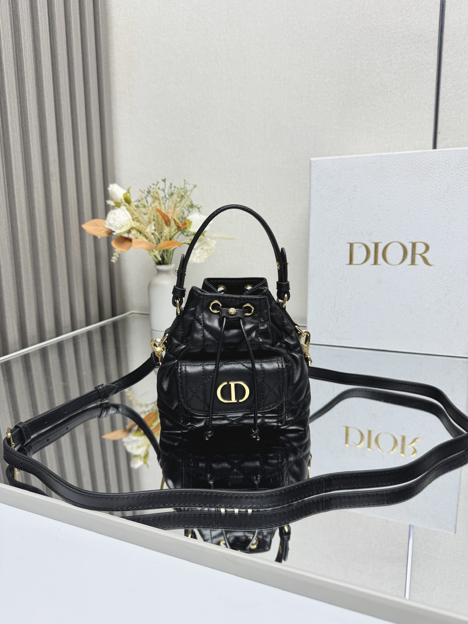 NO:210667,This miniature Dior Caro bucket bag is a new product for the 2025 autumn ready-to-wear series, highlighting the style of fashion and elegance. It is carefully crafted from black sheep leather, decorated with oversized rattan plaid and a drawstring compartment. The front flip pocket is decorated with a retro gold finish metal CD logo, which can be stored in a variety of small daily necessities. It is stylish and versatile, paired with a removable top handle and adjustable and removable shoulder strap for carrying, shoulder or crossbody. The front is decorated with CD logo drawstring opening and closing Magnetic flip pocket interior insert bag Top removable leather handle Adjustable and removable leather shoulder straps with dust bag Size 14*15*7cm Made in Italy Model: 5250 Mini Black, Dior, Dior, Dior, Sheepskin19860909这款微型 Dior Caro 水桶包是二零二五秋季成衣系列新品,彰显时尚优雅风范.采用黑色羊皮革精心制作,饰以超大藤格纹缉面线,设有一个抽绳隔层.正面翻盖口袋饰以复古金色饰面金属CD 标志,可收纳各种小件日常用品.时尚百搭,搭配可拆卸顶部手柄和可调节、可拆卸的肩带,可手提、肩背或斜挎. 正面饰以CD标志抽绳开合 正面磁性翻盖口袋内部插袋 顶部可拆卸皮革手柄 可调节、可拆卸的皮革肩带内含防尘袋 尺寸14*15*7cm 意大利制造 型号:5250 迷你黑色,迪奥,dior,dior,sheepskin,Bag