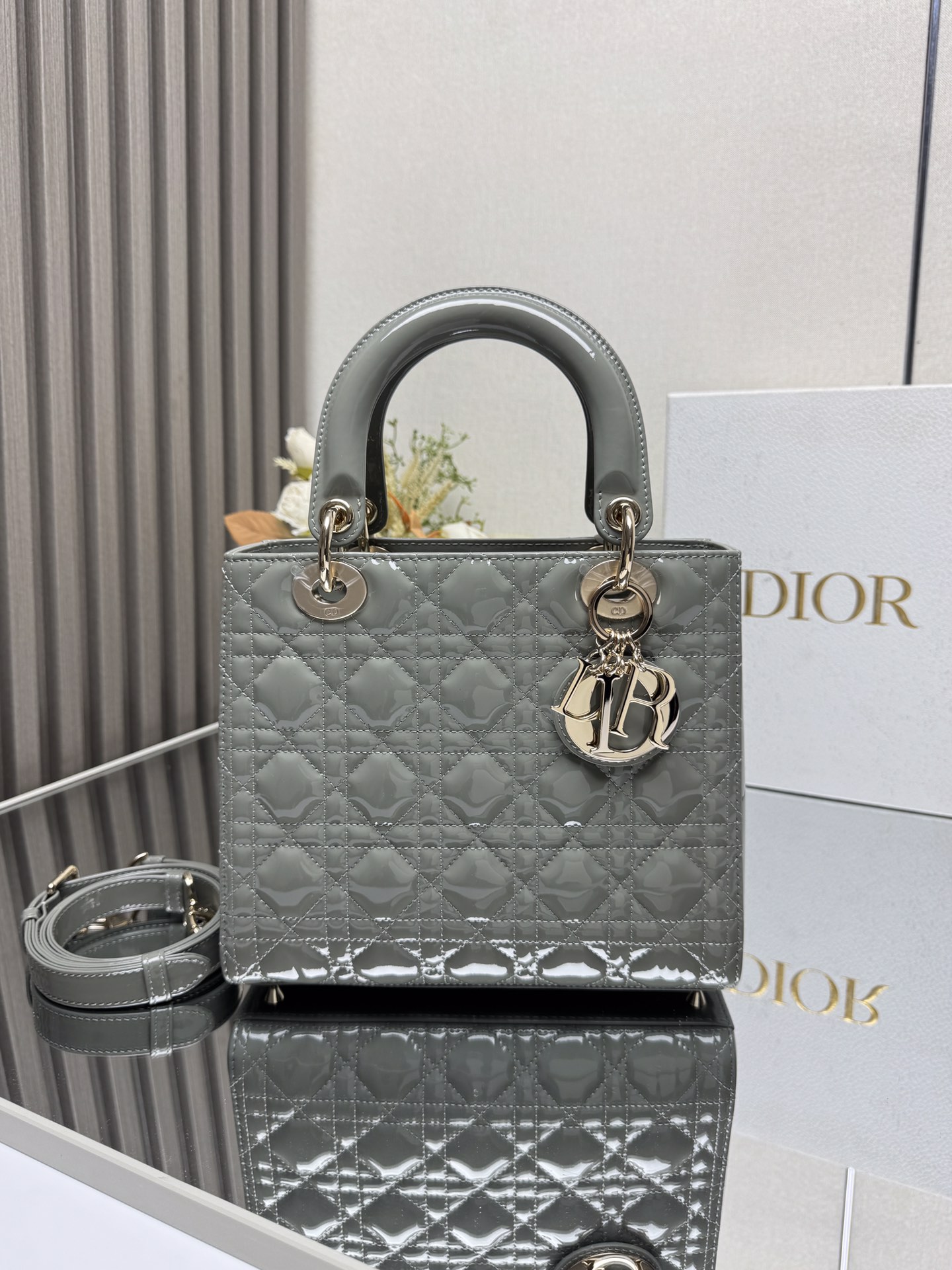 NO:387616,000620【Lady Dio.r My ABC】'Rock Lime Patent Leather' / Five-Screen Sheepskin/ This handbag embodies Dio.r's profound insight into elegance and beauty. It is carefully crafted from lamb leather and creates quilted details with the iconic rattan plaid stitching. The elegant and classic design lasts forever. Decorated with the same tone enamel, the inner with sheep velvet, the chain shoulder strap, and the inner zippered pocket can be carried, shoulder or crossbody. Size 24×20×11 cm, Dior, dior, sheepskin, sheep19860909000620【Lady Dio.r My ABC】「岩石灰漆皮」 /五格羊皮/ 这款手袋集中体现了Dio.r 对典雅和美丽的深刻洞见.采用小羊皮革精心制作,以标志性的藤格纹针脚打造绗缝细节,高雅经典的设计经久不衰.饰以同色调珐琅彩,内配羊猄绒,搭配链条肩带,内部拉链口袋,可手提、肩背或斜挎 尺寸24×20×11厘米,迪奥,dior,dior,sheepskin,sheep,Bag