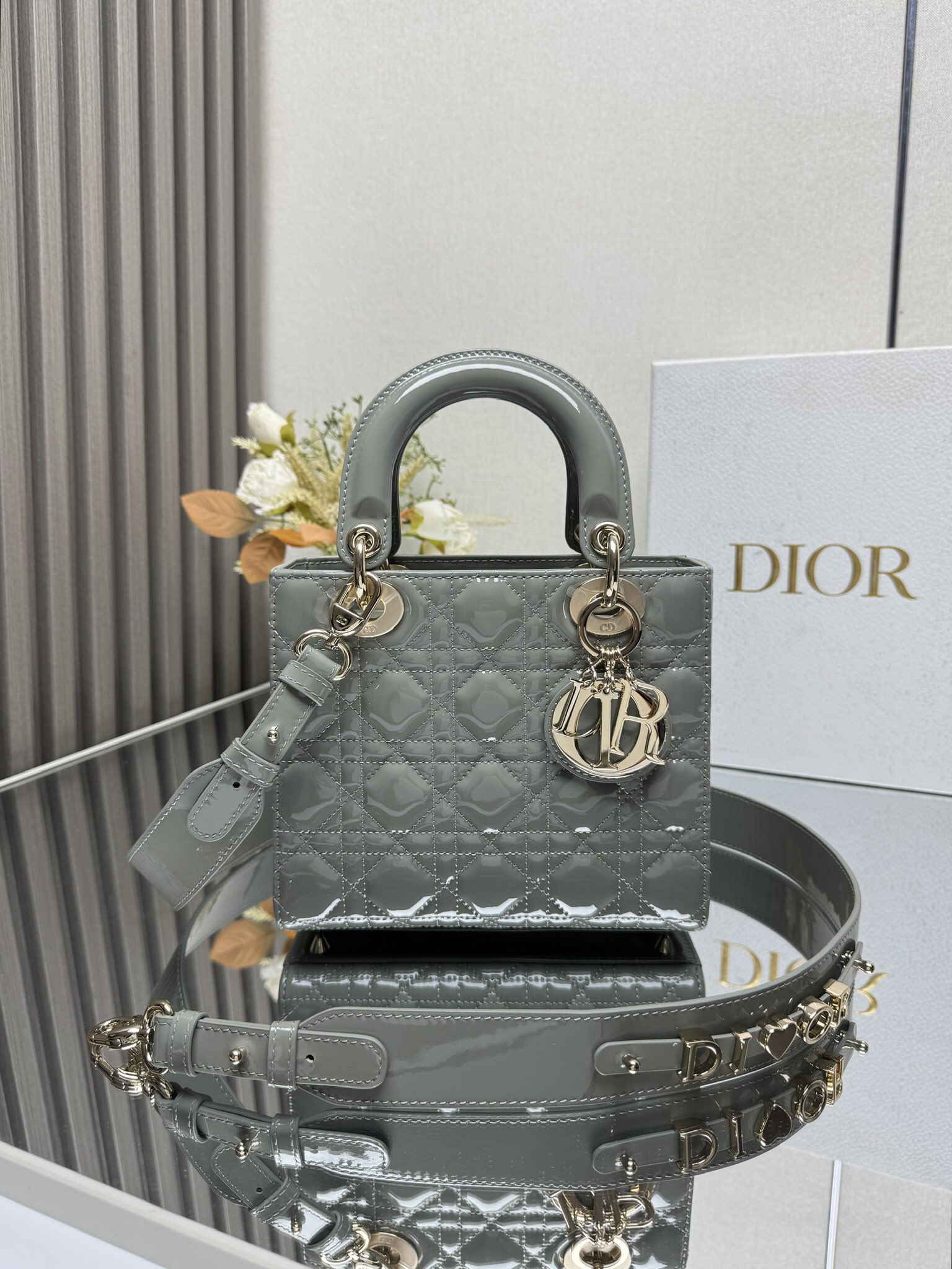 NO:387622,000580【Lady Dio.r My ABC】'Rock Lime Patent Leather' / Four-Screen Sheepskin/ This handbag embodies Dio.r's profound insight into elegance and beauty. It is carefully crafted from lambskin leather and creates quilted details with the iconic rattan plaid stitching. The elegant and classic design lasts forever. Decorated with the same tone enamel, with sheep velvet inside, with chain shoulder straps, and internal zippered pockets, can be carried, shoulder or crossbody Size 20 x 8.5x 17 cm Model: Dior, dior, dior, sheepskin, sheep19860909000580【Lady Dio.r My ABC】「岩石灰漆皮」 /四格羊皮/ 这款手袋集中体现了Dio.r 对典雅和美丽的深刻洞见.采用小羊皮皮革精心制作,以标志性的藤格纹针脚打造绗缝细节,高雅经典的设计经久不衰.饰以同色调珐琅彩,内配羊猄绒,搭配链条肩带,内部拉链口袋,可手提、肩背或斜挎 尺寸20 x 8.5x 17厘米 型号:,迪奥,dior,dior,sheepskin,sheep,Bag