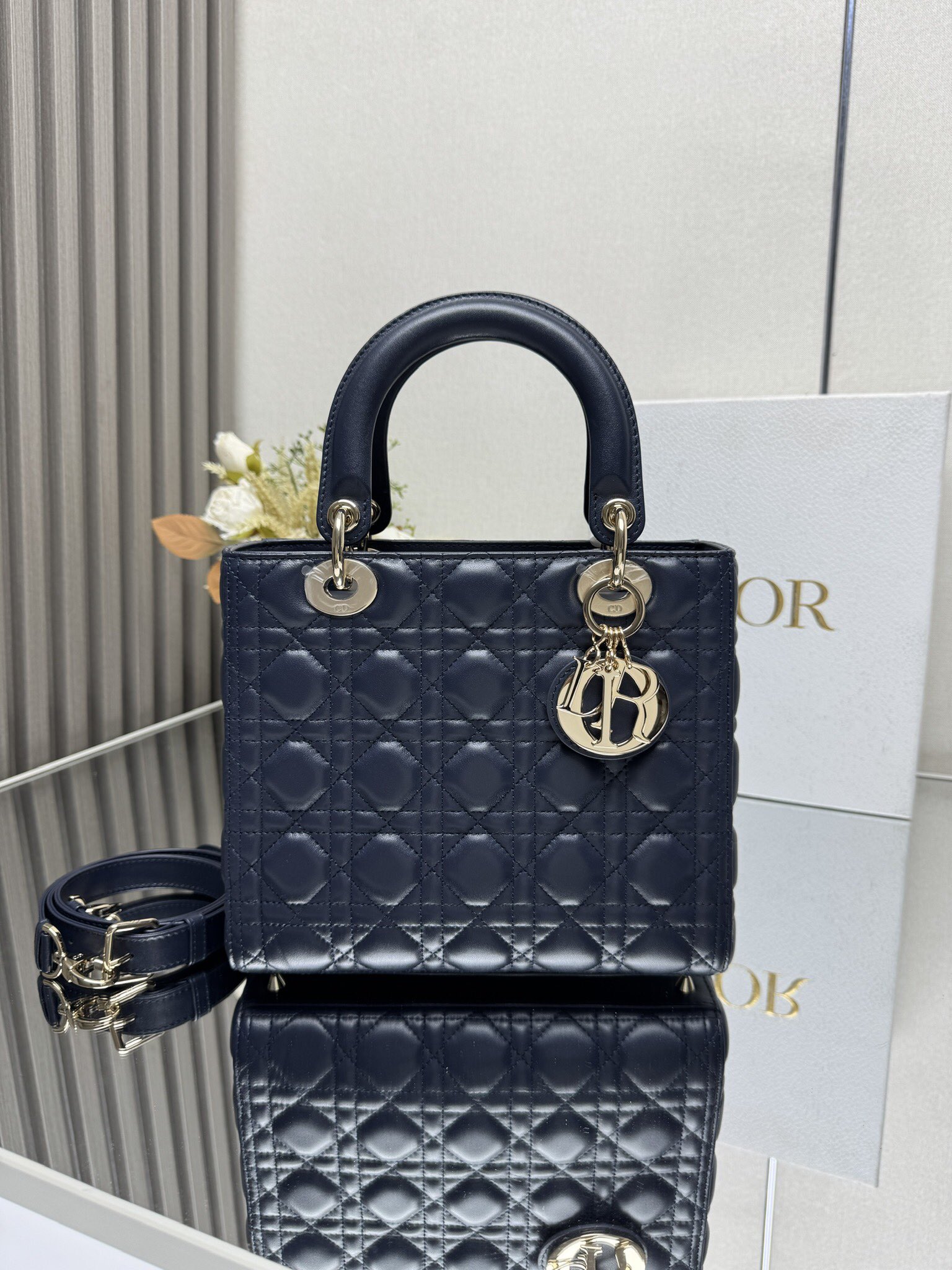 ❤️【Lady Dio.r My ABC】"Piel de oveja azul real" /Piel de oveja de cinco marcos/ Este bolso encarna la profunda visión de…