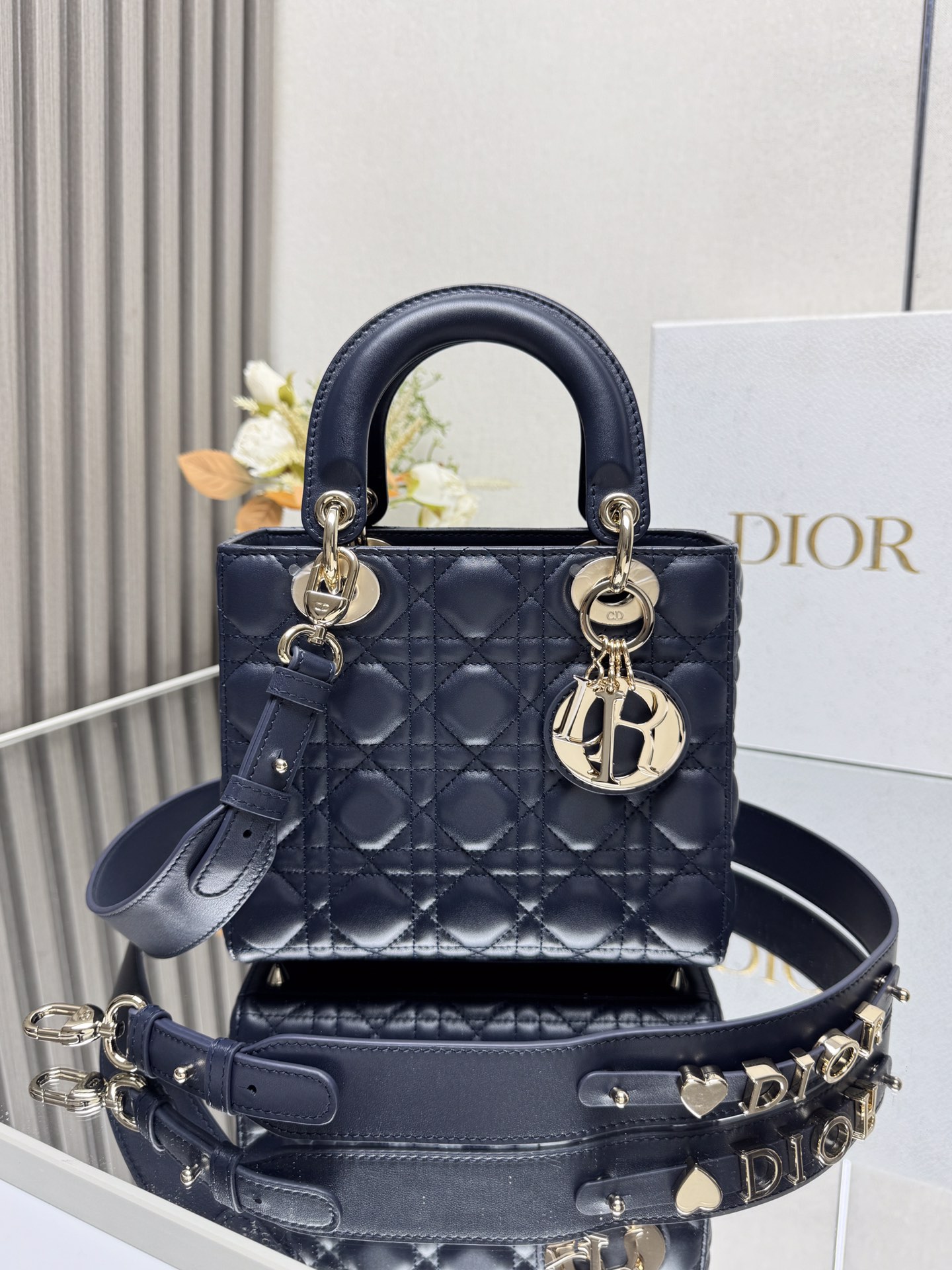 NO:940982,[Lady Dio.r My ABC] 'Royal Blue Sheepskin' / Four-panel Sheepskin / This handbag epitomizes Dio.r's profound insight into elegance and beauty. Carefully crafted from lambskin leather, with iconic cannage stitching to create quilted details, the elegant and classic design is timeless. Decorated with tonal enamel, lined with sheepskin, with a chain shoulder strap and internal zipper pocket, it can be carried by hand, shoulder or crossbody.  000640 size 20 x 8.5x 17 cm,Dior,dior,dior,sheepskin,sheep19860909【Lady Dio.r My ABC】「宝蓝色羊皮」 /四格羊皮/ 这款手袋集中体现了Dio.r 对典雅和美丽的深刻洞见.采用小羊皮皮革精心制作,以标志性的藤格纹针脚打造绗缝细节,高雅经典的设计经久不衰.饰以同色调珐琅彩,内配羊猄绒,搭配链条肩带,内部拉链口袋,可手提、肩背或斜挎 000640 尺寸20 x 8.5x 17厘米,迪奥,dior,dior,sheepskin,sheep,Bag