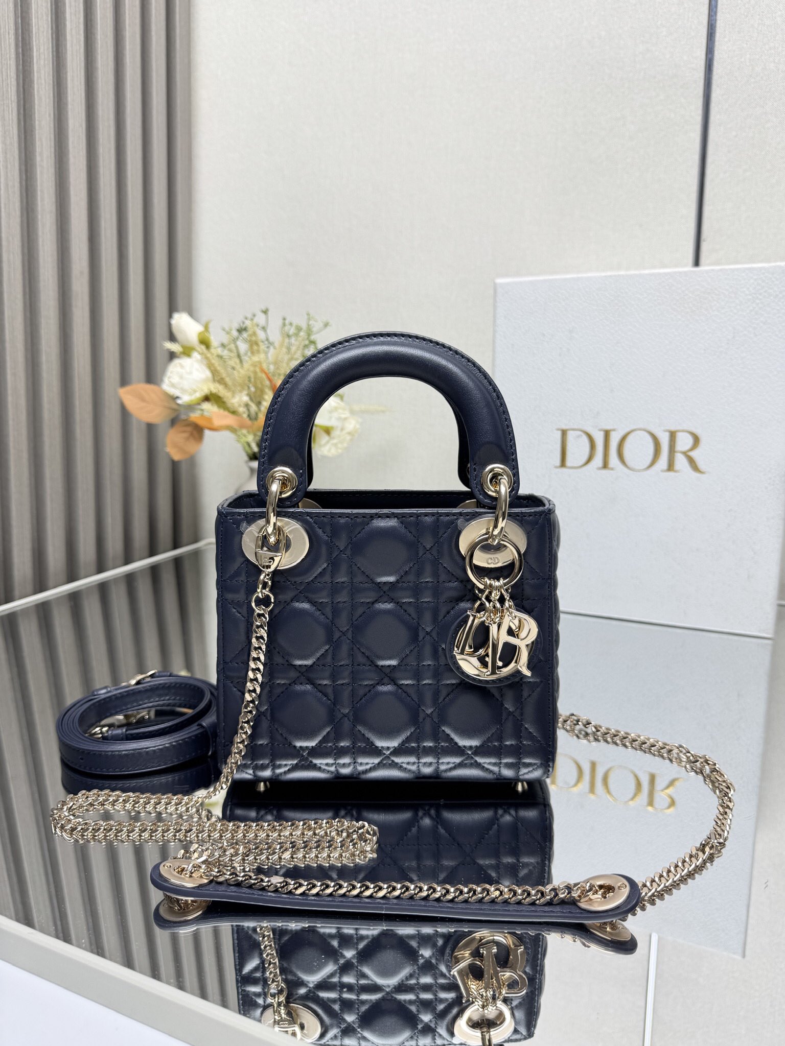 NO:940987,Classic Lady Dior three-panel sapphire blue lambskin model. This LadyD Ao Dai Princess bag combines elegance and modern style. The entire bag is made of exquisite sheepskin. Decorated with enamel letters and gold. Comes with a detachable shoulder strap. Elegant and practical capacity for daily storage and very light to handle. A must-have for fashionistas. The perfect details are comparable to brick cabinets. Super 5 reviews Size: 17*15*7cm 000550, Dior, dior, sheepskin19860909经典戴妃Lady三格宝蓝色小羊皮 型号 这款LadyD奥戴妃包结合优雅气质与现代风范 整体包身采用精致羊皮 装饰字母珐琅彩金 搭配可拆卸肩带 优雅实用容量满足日常收纳 而且上手很轻盈哦 时尚潮人必备 完美细节媲美砖柜超级棒5评价 Size:17*15*7cm 000550,迪奥,dior,sheepskin,Bag