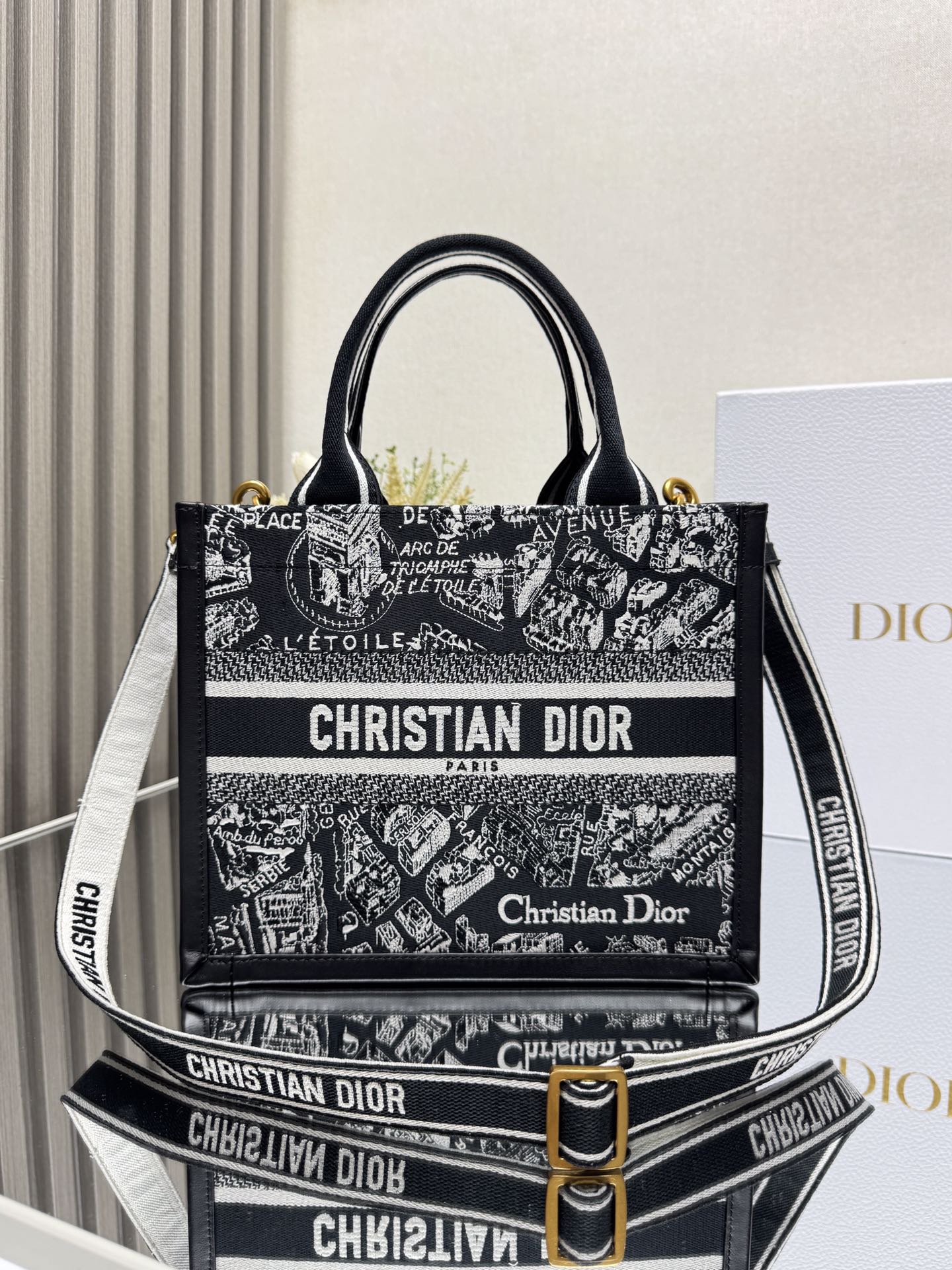 NO:387914,000600 [Black Paris map with shoulder straps, new size] Dio.r Mini Book tote Retro and fashionable concave shapes are perfectly presented, and the exquisite embroidery craftsmanship can bring highlights to the matching with just one match~ This mini is too rich and loves 8!  It is also very convenient to decorate small things with small bags~ Whoever uses them is fashionable? A little fairy with high-looking porridge must be bought. Model number:/1286 Size: 26.5×21×14cm It can store an iPad Air 4 or an iPad Pro 11, Dior, Dior19860909000600【黑巴黎地图配肩带 新尺寸】 Dio.r Mini Book tote 复古又时髦的凹造型单品精湛的刺绣工艺完美呈现 随手一搭就能给搭配带来亮点～ 这款mini号太阔爱了8！ 小小的包型装点零碎的小东西也很方便呐～ 谁用谁时髦 稀饭高颜值的小仙女必入噢. 款号:/1286 尺寸:26.5×21×14cm 可收纳一部 iPad Air 4 或一部 iPad Pro 11,迪奥,dior,dior,Bag