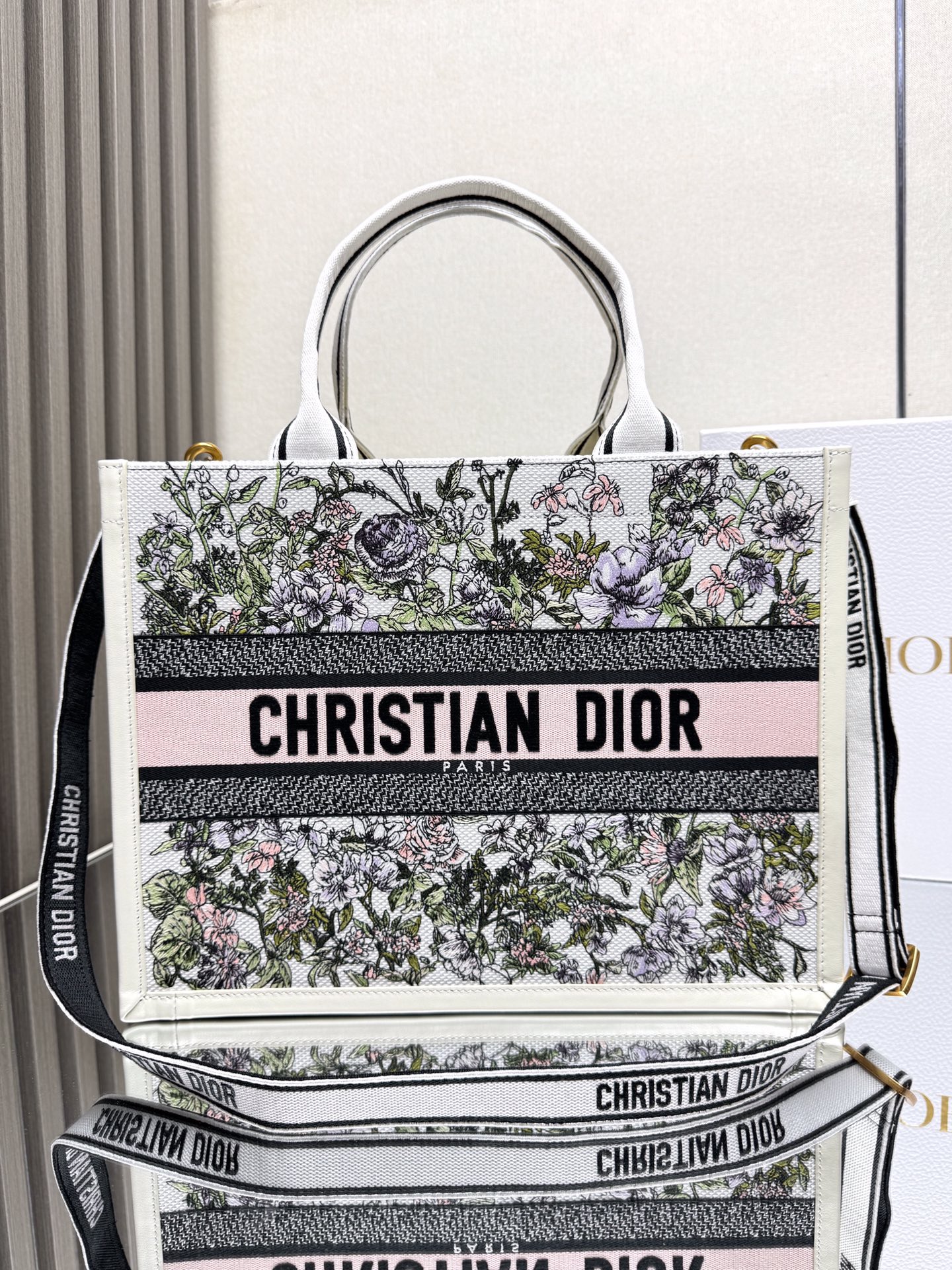 NO:387909,000670 [White Phantom Flower Embroidery Leather and Shoulder Strap Medium] Dior book tote Shopping Bag This Book Tote handbag is inspired by the creative director of women's clothing Maria Grazia Chiuri, is the main product that reflects Dior's aesthetics. It can store various daily necessities, and a new interpretation of Bayadere pattern mixed effect D-Stries pattern embroidery, which is more fashionable. The front is decorated with the 'Christian Dior' logo, fully reflecting Dior's exquisite craftsmanship. Size 36×28 cm, Dior, dior, dior19860909000670【白色幻影繁花刺绣拼皮配肩带 中号】 Dior book tote 购物袋 这款Book Tote手袋灵感来自女装创意总监玛丽亚·嘉茜娅·蔻丽（Maria Grazia Chiuri）是体现Dior审美的主打产品.可收纳各种日常用品,全新演绎Bayadere图案混合效果D-Stries图案刺绣,更具时尚风范.正面饰以“Christian Dior”标志,充分体现了Dior的精湛工艺. 尺寸36×28 cm,迪奥,dior,dior,Bag