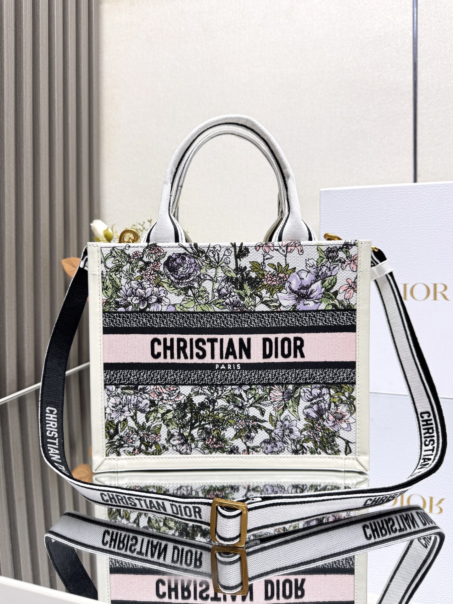 NO:387926,000600 [White Phantom Flowers with Shoulder Strap New Size] Dio.r Mini Book tote Retro and fashionable concave shapes are perfectly presented, and the exquisite embroidery craftsmanship can bring highlights to the matching with just one match~ This mini is too rich and loves 8!  It is also very convenient to decorate small things with small bags~ Whoever uses them is fashionable? A little fairy with high-looking porridge must be bought. Model number:/1286 Size: 26.5×21×14cm It can store an iPad Air 4 or an iPad Pro 11, Dior, Dior19860909000600【白色幻影繁花配肩带 新尺寸】 Dio.r Mini Book tote 复古又时髦的凹造型单品精湛的刺绣工艺完美呈现 随手一搭就能给搭配带来亮点～ 这款mini号太阔爱了8！ 小小的包型装点零碎的小东西也很方便呐～ 谁用谁时髦 稀饭高颜值的小仙女必入噢. 款号:/1286 尺寸:26.5×21×14cm 可收纳一部 iPad Air 4 或一部 iPad Pro 11,迪奥,dior,dior,Bag