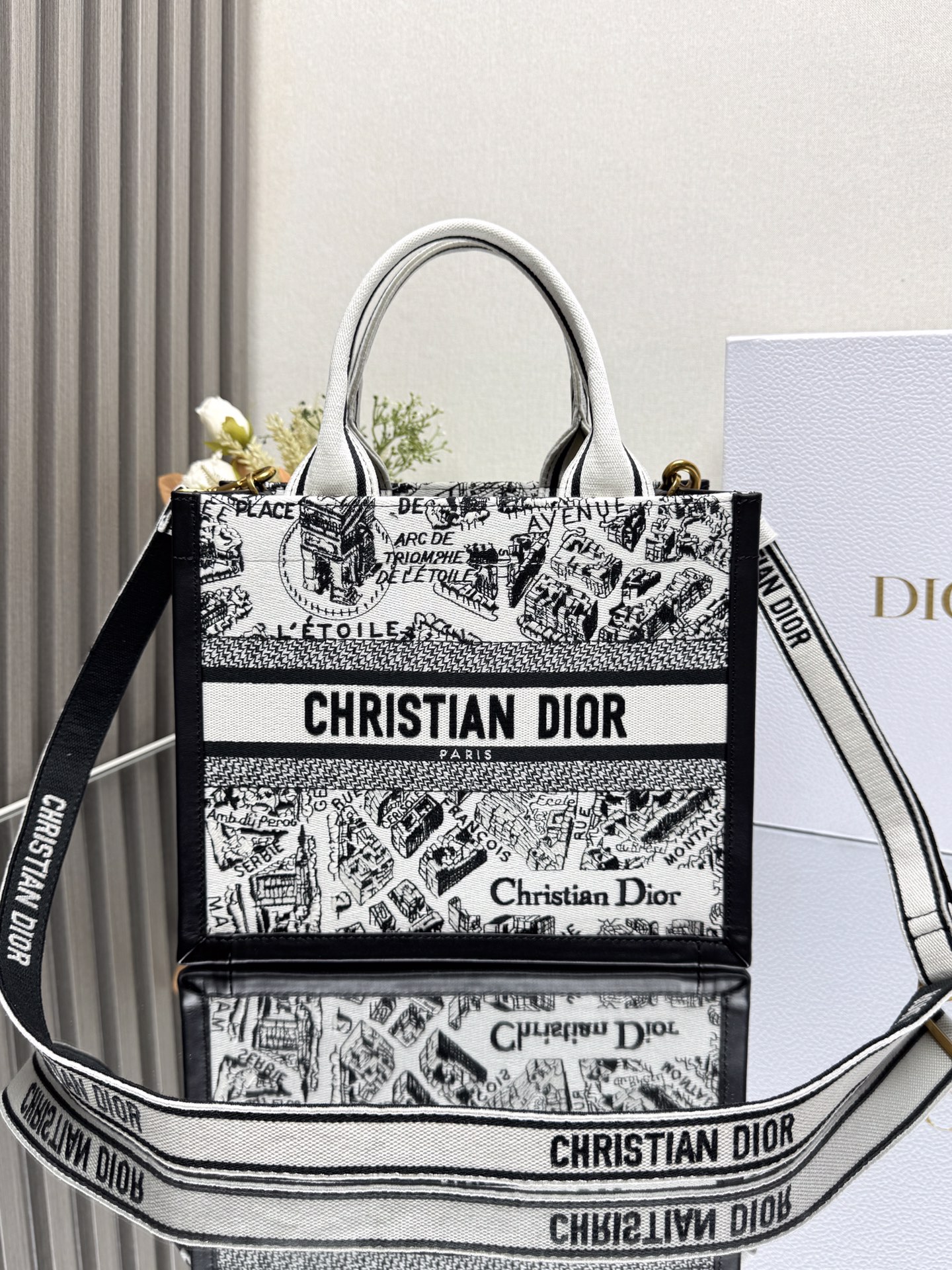 NO:387931,000600 [White Paris map with shoulder straps, new size] Dio.r Mini Book tote The retro and fashionable concave shape is perfectly presented with exquisite embroidery craftsmanship. You can bring highlights to the matching with just one match~ This mini is too rich and loves 8!  It is also very convenient to decorate small things with small bags~ Whoever uses them is fashionable? A little fairy with high-looking porridge must be bought. Model number:/1286 Size: 26.5×21×14cm It can store an iPad Air 4 or an iPad Pro 11, Dior, Dior19860909000600【白巴黎地图配肩带 新尺寸】 Dio.r Mini Book tote 复古又时髦的凹造型单品精湛的刺绣工艺完美呈现 随手一搭就能给搭配带来亮点～ 这款mini号太阔爱了8！ 小小的包型装点零碎的小东西也很方便呐～ 谁用谁时髦 稀饭高颜值的小仙女必入噢. 款号:/1286 尺寸:26.5×21×14cm 可收纳一部 iPad Air 4 或一部 iPad Pro 11,迪奥,dior,dior,Bag