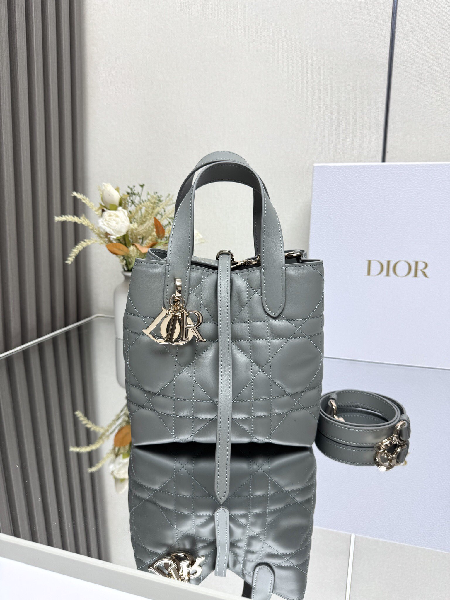 NO:387542,This Dior Toujours vertical handbag is a new product in the early spring 2025 ready-to-wear series. It is stylish and practical and unique. It is carefully crafted from rock grey cowhide leather, decorated with oversized rattan plaid styling, and a spacious internal compartment to store various daily necessities. It has a slim leather strap opening and closing, which can safely store all kinds of items. It also has CD Lock letter D knob buckle, which can be adjusted on both sides to enhance the style. Small style, top leather handle is paired with removable leather shoulder straps, which can be carried, shoulder or crossbody. Main body: cowhide leather lining: cowhide leather Size 16×18×12cm Model number 000670, Dior, dior, dior, cowhide19860909这款 Dior Toujours竖版手袋是二零二五早春成衣系列新品,时尚实用,别具一格.采用岩石灰色牛皮革精心制作,饰以超大藤格纹缉面线,宽敞的内部隔层可收纳各种日常用品.设有纤细皮革系带开合,可安全收纳各种物品,另有CD Lock 字母D旋钮式扣环,可调节两侧,提升格调.小号款式,顶部皮革手柄搭配可拆卸的皮革肩带,可手提、肩背或斜挎 主体:牛皮革里料:牛皮革 尺寸16×18×12cm 款号 000670,迪奥,dior,dior,cowhide,Bag