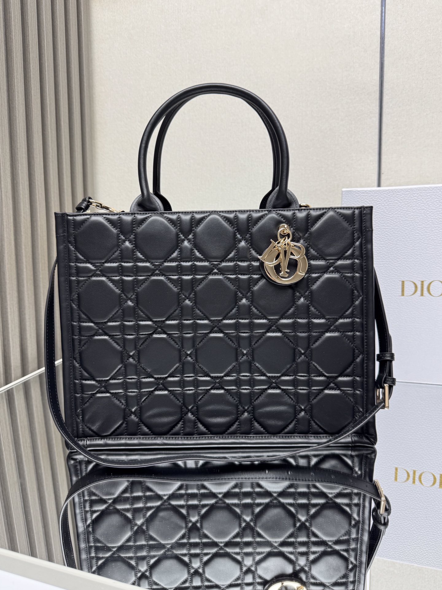 Bolso BOOK TOTE Modelo: M1324 El bolso Book Tote presentado por Maria Grazia Chiuri encarna la interpretación clásica d…