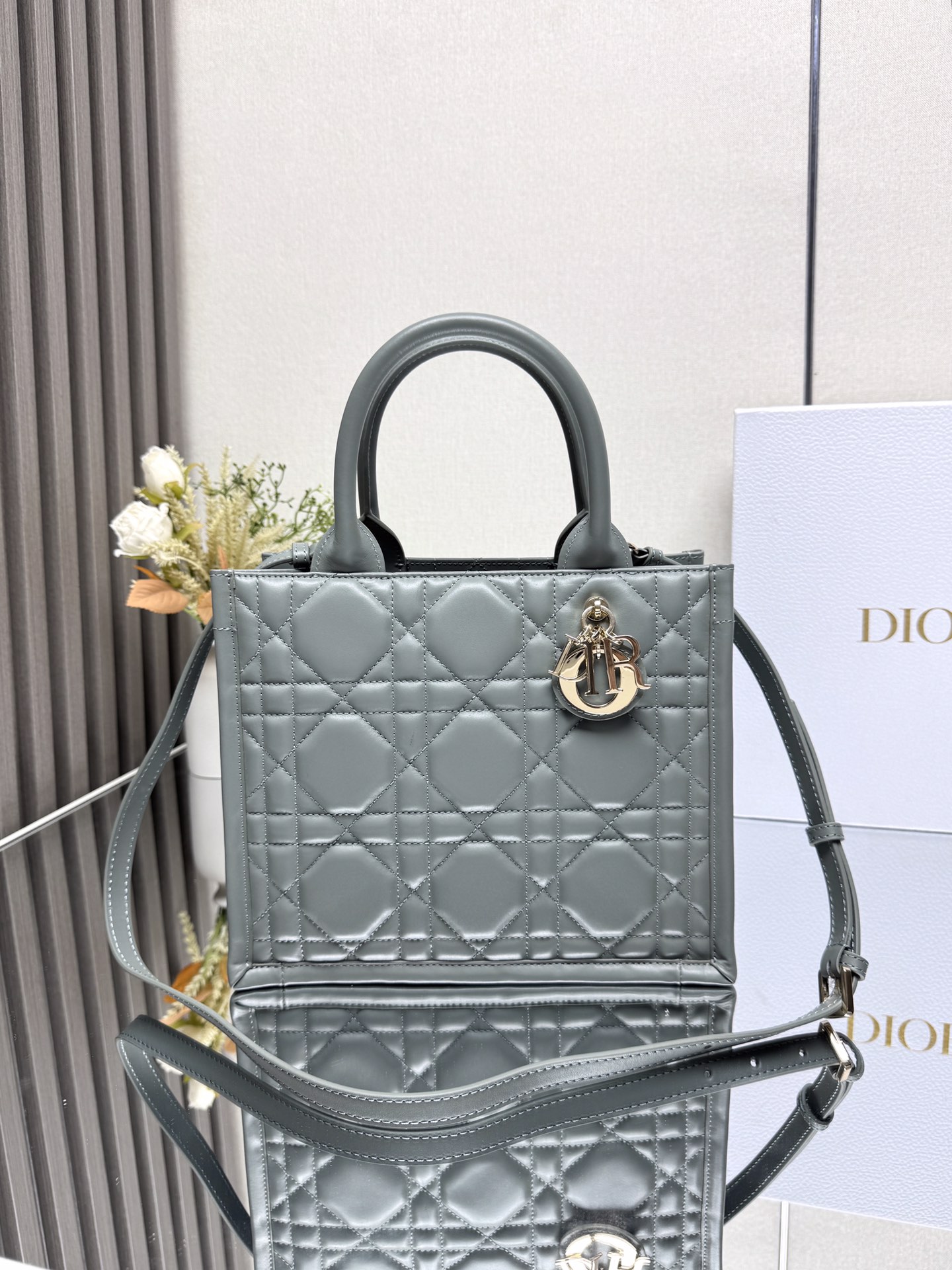 NO:387676,000620 BOOK TOTE Handbag Model: M The Book Tote handbag presented by Maria Grazia Chiuri is a classic interpretation of Dior's elegance. It is carefully crafted in cowhide, highlighting the oversized rattan plaid pattern, and the handle is decorated with a light gold finish metal D.I.O.R. The interior is made of cashmere and leather, with zippered pockets and patch pockets, which can properly store all kinds of daily necessities. The light and practical style is paired with adjustable and removable shoulder straps, which highlights the exquisite craftsmanship of Dior, which can be carried or shoulder-back. Small size 26.5 x 21 x 14 cm, Dior, dior, dior, cowhide19860909000620 BOOK TOTE 手袋 型号:M 由玛丽亚·嘉茜娅·蔻丽 (Maria Grazia Chiuri) 呈献的 Book Tote 手袋优良体现了 Dior 对优雅的经典诠释.采用牛皮革精心制作,突显超大藤格纹图案,手柄饰以浅金色饰面金属 D.I.O.R 吊饰.内部采用山羊绒和皮革材质,设有拉链口袋和贴袋,可妥善收纳各种日常用品.轻盈实用的款式搭配可调节、可拆卸肩带,彰显 Dior 的精湛工艺,可手提或肩背. 小号尺寸26.5 x 21 x 14 厘米,迪奥,dior,dior,cowhide,Bag