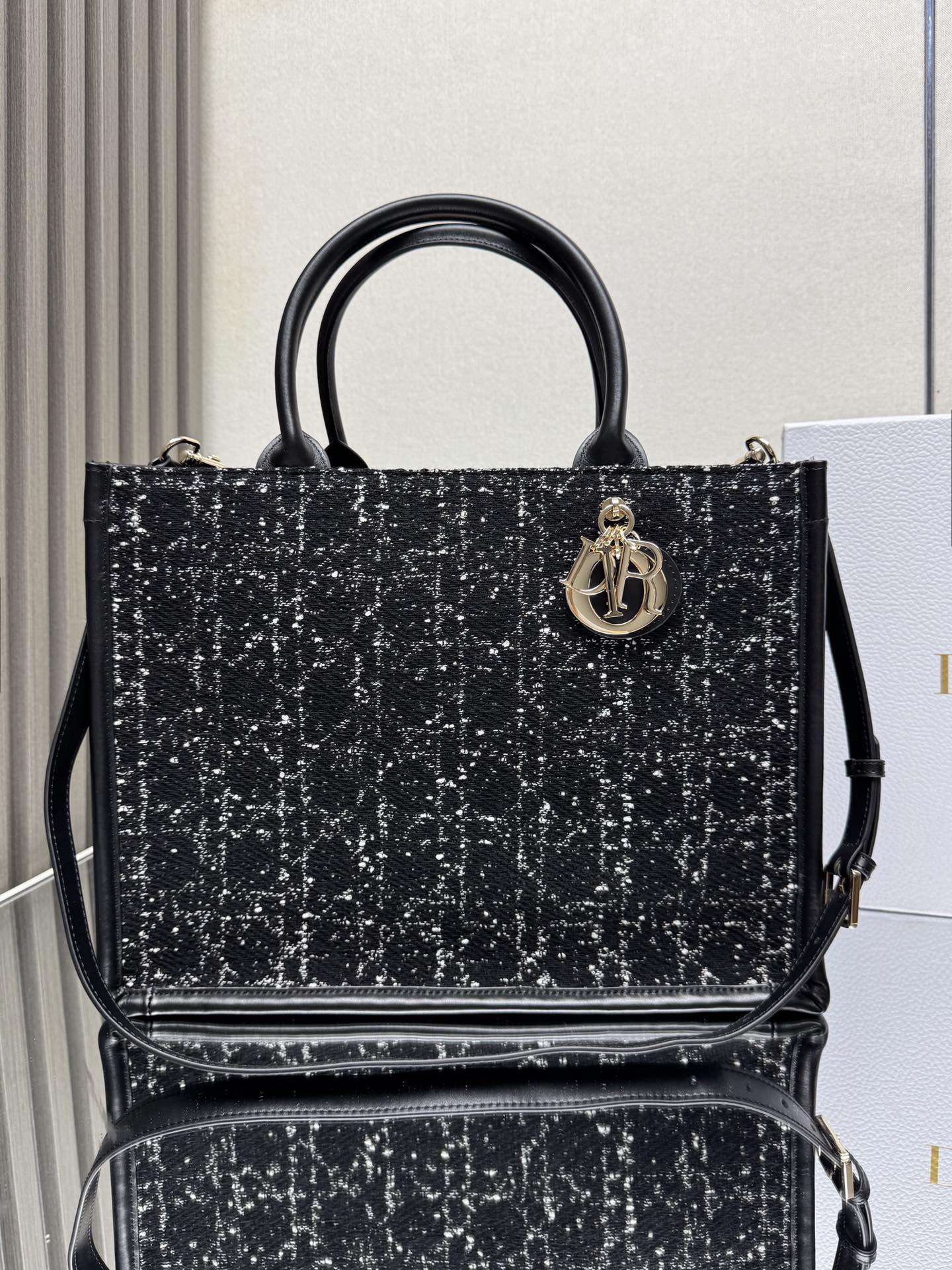 NO:387652,【Coarse black cloth leather medium size】 Dior book tote shopping bag This Book Tote handbag is inspired by the creative director of women's clothing Maria Grazia Chiuri, is the main product that reflects Dior's aesthetics. It can store various daily necessities, and a new interpretation of Bayadere pattern mixed effect D-Stries pattern embroidery, which is more fashionable. The front is decorated with the 'Christian Dior' logo, fully reflecting Dior's exquisite craftsmanship. Model 7034 1324 Size 36×28 cm 000600, Dior, dior, dior19860909【粗花黑布拼皮 中号】 Dior book tote 购物袋 这款Book Tote手袋灵感来自女装创意总监玛丽亚·嘉茜娅·蔻丽（Maria Grazia Chiuri）是体现Dior审美的主打产品.可收纳各种日常用品,全新演绎Bayadere图案混合效果D-Stries图案刺绣,更具时尚风范.正面饰以“Christian Dior”标志,充分体现了Dior的精湛工艺. 型号7034 1324 尺寸36×28 cm  000600,迪奥,dior,dior,Bag