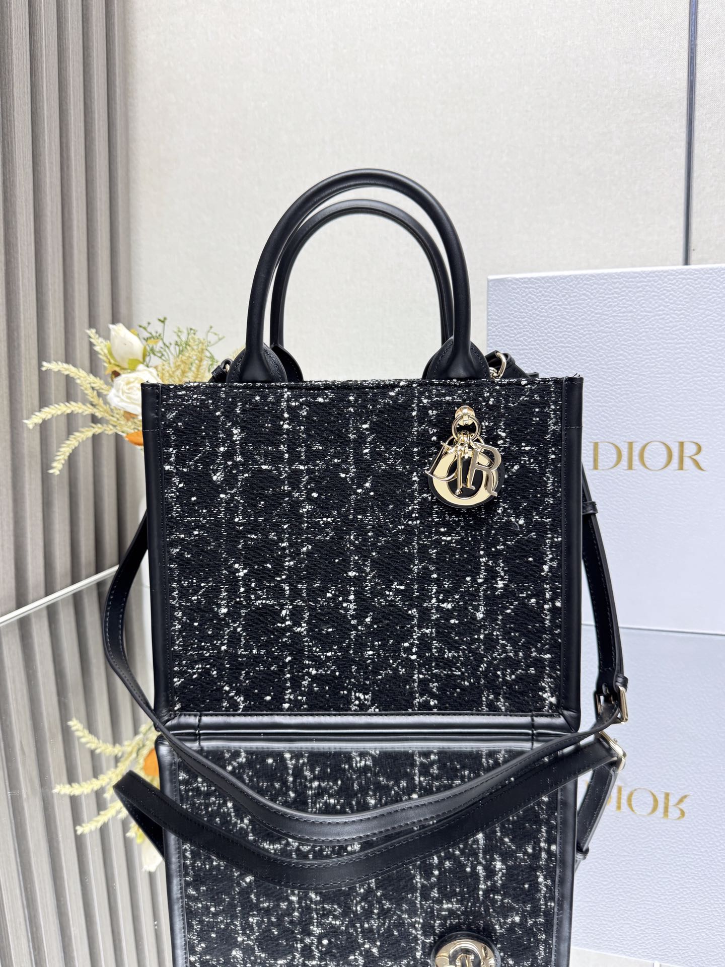 NO:387659,[Coarse black cloth leather small trumpet] Dior book tote shopping bag This Book Tote handbag is inspired by the creative director of women's clothing Maria Grazia Chiuri, is the main product that reflects Dior's aesthetics. It can store various daily necessities, and a new interpretation of Bayadere pattern mixed effect D-Stripes pattern embroidery, which is more fashionable. The front is decorated with the 'Christian Dior' logo, fully reflecting Dior's exquisite craftsmanship. Model 7033 Size 26.5×21x14 cm 000530, Dior, dior, dior19860909【粗花黑布拼皮 小号】 Dior book tote 购物袋 这款Book Tote手袋灵感来自女装创意总监玛丽亚·嘉茜娅·蔻丽（Maria Grazia Chiuri）是体现Dior审美的主打产品.可收纳各种日常用品,全新演绎Bayadere图案混合效果D-Stripes图案刺绣,更具时尚风范.正面饰以“Christian Dior”标志,充分体现了Dior的精湛工艺. 型号7033 尺寸26.5×21x14 cm  000530,迪奥,dior,dior,Bag