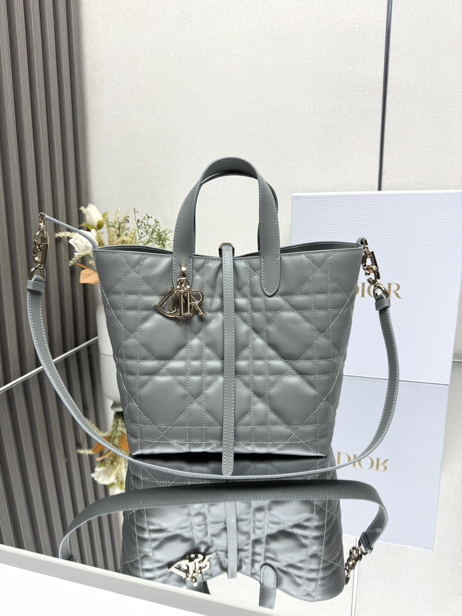 NO:387682,This Dior Toujours vertical handbag is stylish and functional. It is carefully crafted from gray cowhide leather and decorated with oversized rattan plaid closure. The spacious internal compartment can hold a variety of daily necessities. It has a slim leather lace-up closure for safe storage of items. It also has CD Lock letter D knob buckle that adjusts both sides to enhance style. Medium style, top leather handle with removable leather shoulder straps for hand, shoulder or crossbody. Body cowhide lining cowhide leather Double-close design slim lace-up and Christian Dior aris lace-up CD Lock buckle D.I.O.R. Suspension Interior insertion bag for card top leather handle Removable leather shoulder strap Size 23 x 24 x 16CM  Model: M2836 000700, Dior, Dior, Dior, Cowhide19860909这款 Dior Toujours 竖版手袋时尚实用,别具一格.采用灰色牛皮革精心制作,饰以超大藤格纹缉面线,宽敞的内部隔层可收纳各种日常用品.设有纤细皮革系带开合,可安全收纳各种物品,另有 CD Lock 字母 D 旋钮式扣环,可调节两侧,提升格调.中号款式,顶部皮革手柄搭配可拆卸的皮革肩带,可手提、肩背或斜挎. 主体牛皮革 里料牛皮革 双开合设计纤细系带和 Christian Dior aris 系带搭配 CD Lock 扣环 D.I.O.R. 吊饰 内部插袋可放置卡片 顶部皮革手柄 可拆卸皮革肩带 尺寸23 x 24 x 16CM 型号:M2836 000700,迪奥,dior,dior,cowhide,Bag