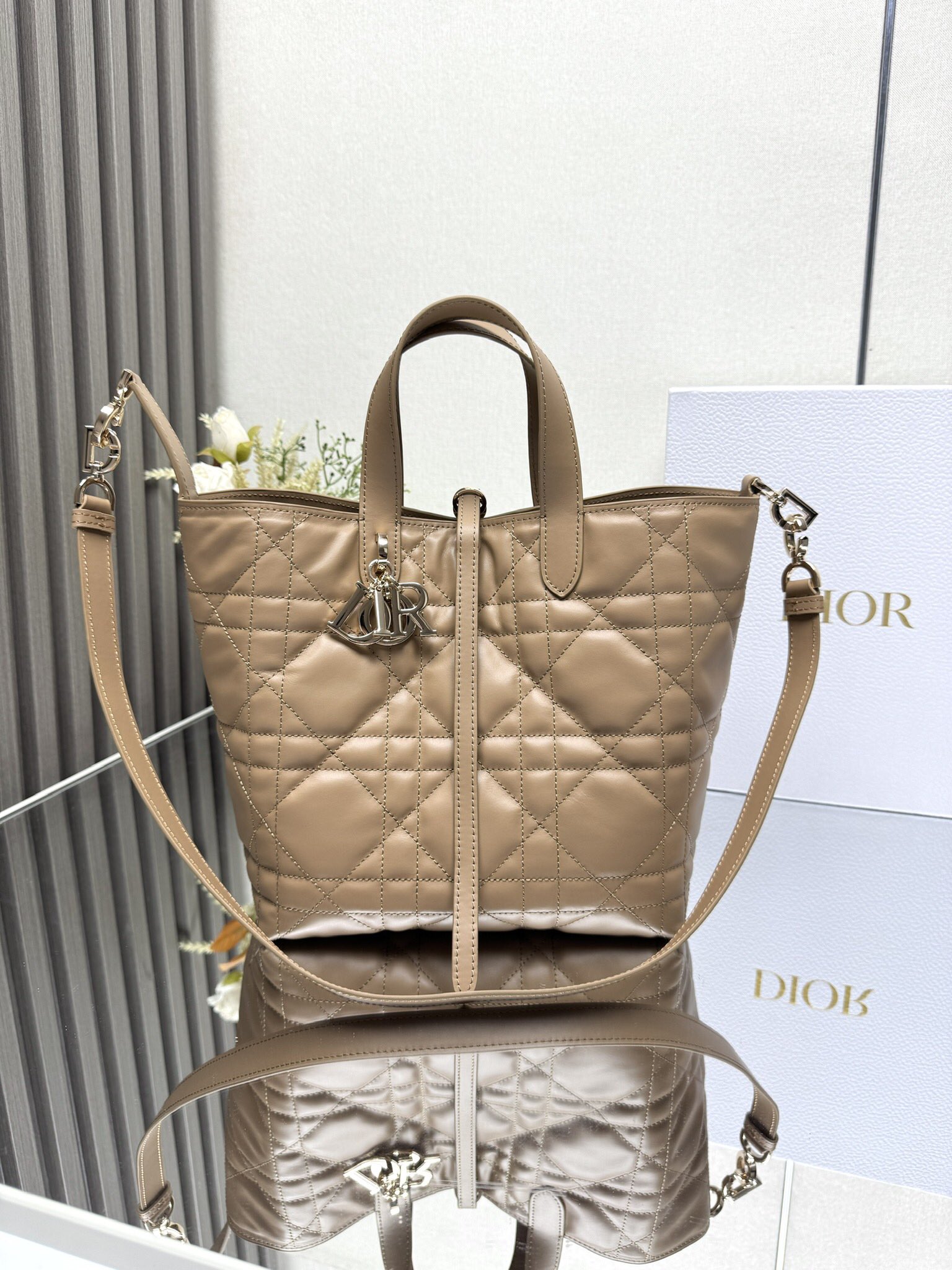NO:387697,This Dior Toujours vertical handbag is stylish and unique. It is carefully crafted from brown cowhide leather and is decorated with oversized rattan plaid closure. The spacious internal compartment can hold all kinds of daily necessities. It has a slim leather lace-up closure for safe storage of items. It also has CD Lock letter D knob buckle that adjusts both sides to enhance style. Medium style, top leather handle with removable leather shoulder straps for hand, shoulder or crossbody. Body cowhide lining cowhide leather Double-close design slim lace-up and Christian Dior aris lace-up CD Lock buckle D.I.O.R. Suspension Interior insertion bag for card placing Top leather handle Removable leather shoulder strap Size 23 x 24 x 16CM  Model: M2836 000700, Dior, Dior, Dior, Cowhide19860909这款 Dior Toujours 竖版手袋时尚实用,别具一格.采用棕色牛皮革精心制作,饰以超大藤格纹缉面线,宽敞的内部隔层可收纳各种日常用品.设有纤细皮革系带开合,可安全收纳各种物品,另有 CD Lock 字母 D 旋钮式扣环,可调节两侧,提升格调.中号款式,顶部皮革手柄搭配可拆卸的皮革肩带,可手提、肩背或斜挎. 主体牛皮革 里料牛皮革 双开合设计纤细系带和 Christian Dior aris 系带搭配 CD Lock 扣环 D.I.O.R. 吊饰 内部插袋可放置卡片 顶部皮革手柄 可拆卸皮革肩带 尺寸23 x 24 x 16CM 型号:M2836 000700,迪奥,dior,dior,cowhide,Bag