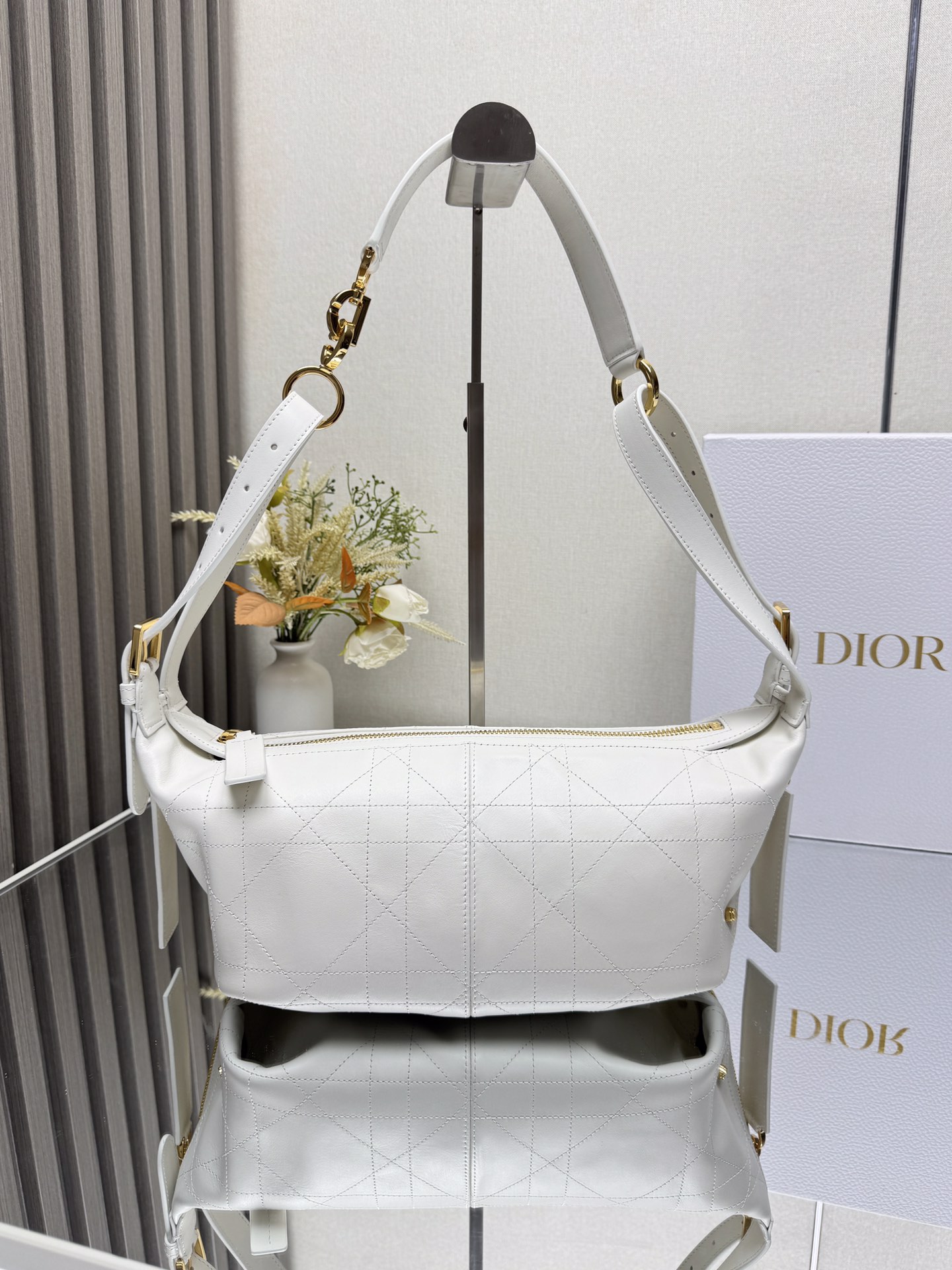 NO:387639,Journey Wandering Bag White Full Leather This D-Journey handbag is a new product this season. It was released in the 2025 Spring and Summer Ready-to-wear series. It has a soft texture and a new interpretation of the dumpling silhouette with a modern design. It is carefully crafted from plain cowhide leather and is decorated with flat and oversized rattan plaid silhouette thread, which rejuvenates the classic Dior pattern. There is a zippered pocket in the main compartment, and the two side pockets are paired with large leather zipper heads, and is decorated with a retro gold finishing metal Christian Dior aris logo for easy storage of small daily necessities. Small style, paired with adjustable top handles and leather shoulder straps, can be carried, shoulders or crossbody, making it ideal for daily style. Model number 2416 Size: 23 x14x16 cm (Length x Height x Width)  000730, Dior, Dior, Cowhide19860909journey流浪包 白色全皮 这款 D-Journey 手袋是本季新品,于迪奥二零二五春夏成衣系列发布秀精彩亮相,质地柔软,以摩登设计全新演绎水饺包廓形.采用平纹牛皮革精心制作,饰以扁平超大藤格纹缉面线,焕新演绎 Dior 的经典图案.主隔层内设有一个拉链口袋,两个侧面口袋搭配大号皮革拉链头,饰以复古金色饰面金属Christian Dior aris 标志,便于收纳各种小件日常用品.小号款式,搭配可调节顶部手柄和皮革肩带,可手提、肩背或斜挎,是日常造型的理想之选. 款号2416 尺寸:23 x14x16 厘米(长x高x宽) 000730,迪奥,dior,dior,cowhide,Bag