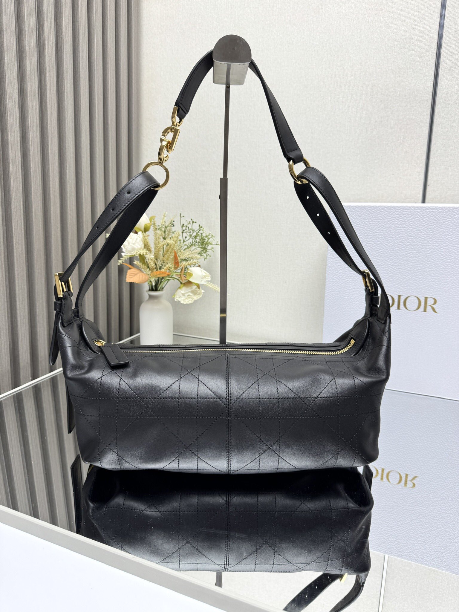 NO:387654,Journey Wandering Bag Black Full Leather Medium This D-Journey handbag is a new product this season. It is a wonderful debut at the 2025 Spring and Summer Ready-to-wear series launch show. It has a soft texture and a new interpretation of the dumpling silhouette with a modern design. It is carefully crafted from plain cowhide leather and is decorated with flat and oversized rattan plaid silhouette thread, which rejuvenates the classic Dior pattern. There is a zippered pocket in the main compartment, and the two side pockets are paired with large leather zipper heads, and is decorated with a retro gold finishing metal Christian Dior aris logo to facilitate storage of various small daily necessities. Chinese style, paired with adjustable top handles and leather shoulder straps, can be carried, shoulders or crossbody, making it ideal for daily styles. Model number 2417 Size: 33 x16x15 cm (Length x Height x Width)  000750, Dior, Dior, Cowhide19860909journey流浪包 黑色全皮中号 这款 D-Journey 手袋是本季新品,于迪奥二零二五春夏成衣系列发布秀精彩亮相,质地柔软,以摩登设计全新演绎水饺包廓形.采用平纹牛皮革精心制作,饰以扁平超大藤格纹缉面线,焕新演绎 Dior 的经典图案.主隔层内设有一个拉链口袋,两个侧面口袋搭配大号皮革拉链头,饰以复古金色饰面金属Christian Dior aris 标志,便于收纳各种小件日常用品.中款式,搭配可调节顶部手柄和皮革肩带,可手提、肩背或斜挎,是日常造型的理想之选. 款号2417 尺寸:33 x16x15 厘米(长x高x宽) 000750,迪奥,dior,dior,cowhide,Bag