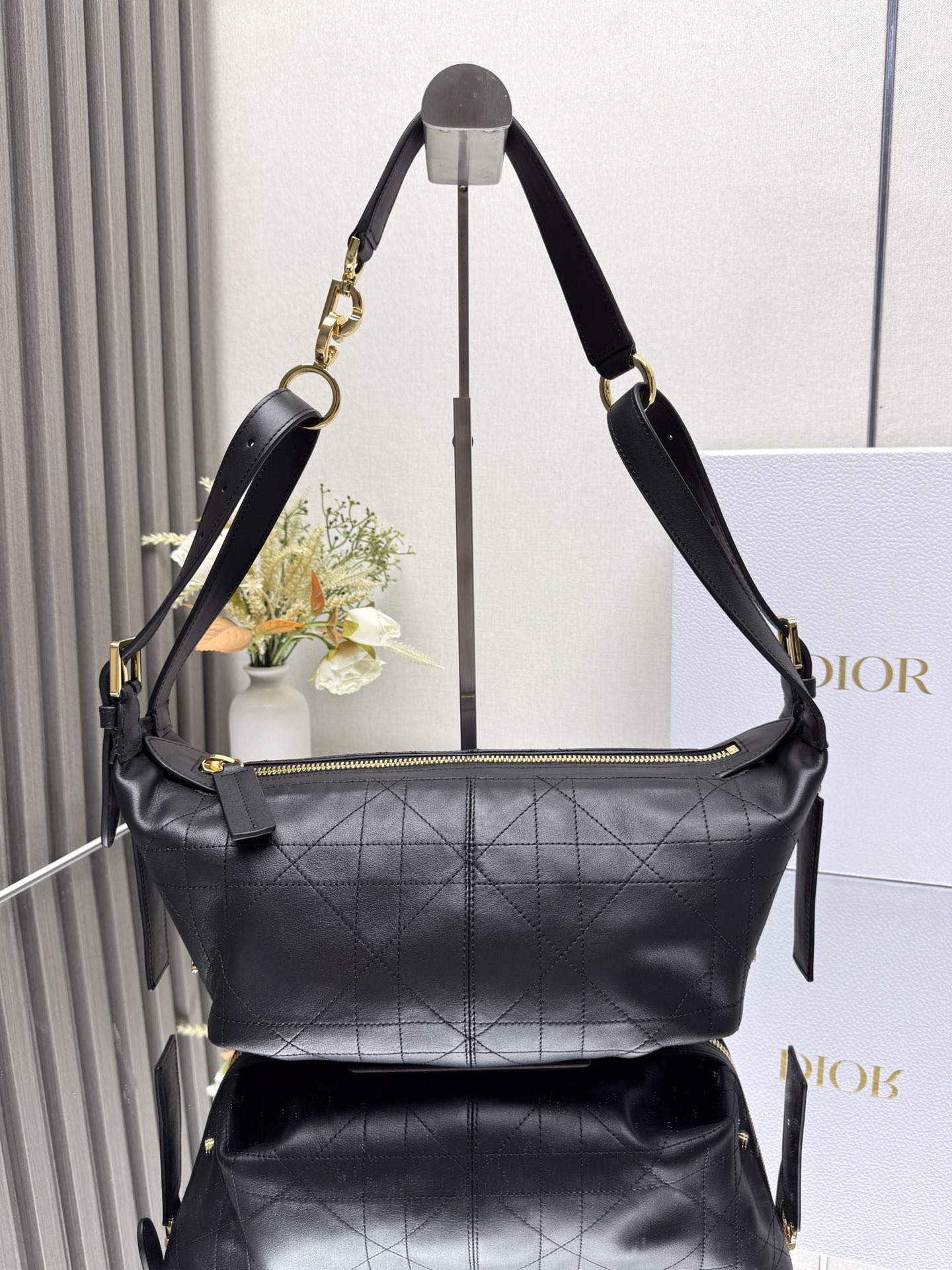 NO:387661,Journey Wandering Bag Black Full Leather This D-Journey handbag is a new product this season. It was released in the 2025 Spring and Summer Ready-to-wear series. It has a soft texture and a new interpretation of the dumpling silhouette with a modern design. It is carefully crafted from plain cowhide leather and is decorated with flat and oversized rattan plaid silhouette thread, which rejuvenates the classic Dior pattern. There is a zippered pocket in the main compartment, and the two side pockets are paired with large leather zipper heads, and is decorated with a retro gold finishing metal Christian Dior aris logo for easy storage of small daily necessities. Small style, paired with adjustable top handles and leather shoulder straps, can be carried, shoulders or crossbody, making it ideal for daily style. Model number 2416 Size: 23 x14x16 cm (Length x Height x Width)  000730, Dior, Dior, Cowhide19860909journey流浪包 黑色全皮 这款 D-Journey 手袋是本季新品,于迪奥二零二五春夏成衣系列发布秀精彩亮相,质地柔软,以摩登设计全新演绎水饺包廓形.采用平纹牛皮革精心制作,饰以扁平超大藤格纹缉面线,焕新演绎 Dior 的经典图案.主隔层内设有一个拉链口袋,两个侧面口袋搭配大号皮革拉链头,饰以复古金色饰面金属Christian Dior aris 标志,便于收纳各种小件日常用品.小号款式,搭配可调节顶部手柄和皮革肩带,可手提、肩背或斜挎,是日常造型的理想之选. 款号2416 尺寸:23 x14x16 厘米(长x高x宽) 000730,迪奥,dior,dior,cowhide,Bag