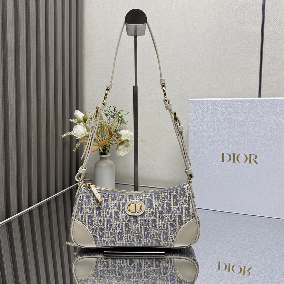 NO:387649,Blue raffia effect checkered 30Montaigne series with stylish and exquisite design. Combining light biscuit-colored smooth cowhide leather with blue plaid, highlighting the elegant temperament. Light cotton denim is decorated with durable raffia thread embroidery to highlight the classic Oblique print. The front is embroidered with a retro gold finish metal CD logo, with a zipper compartment, which can accommodate various daily necessities, paired with adjustable leather shoulder straps, shoulder back, exquisite and elegant. Body: cotton, technology fabric, cowhide lining: cotton, linen, cowhide with CD logo zipper opening and closing internal compartment 1 card slot Adjustable leather shoulder straps with dust bags Made in Italy Model: Size 26×12×7cm, Dior, dior, cowhide19860909蓝色酒椰草效果格纹布这款 Cigale 迷你手袋以时尚精致的设计丰富30Montaigne 系列.将浅饼干色光滑牛皮革与蓝色格纹布相结合,彰显优雅气质,轻盈的棉质牛仔布饰以耐久的酒椰草线刺绣,突显经典Oblique 印花.正面点缀以复古金色饰面金属CD标志,设有一个拉链隔层,可收纳各种日常用品,搭配可调节皮革肩带,可肩背,精致优雅. 主体:棉,科技面料,牛皮革里料:棉,亚麻,牛皮革正面饰以CD 标志拉链开合内部隔层1个卡槽 可调节皮革肩带内含防尘袋 意大利制造 型号: 尺寸 26×12×7cm,迪奥,dior,cowhide,Bag