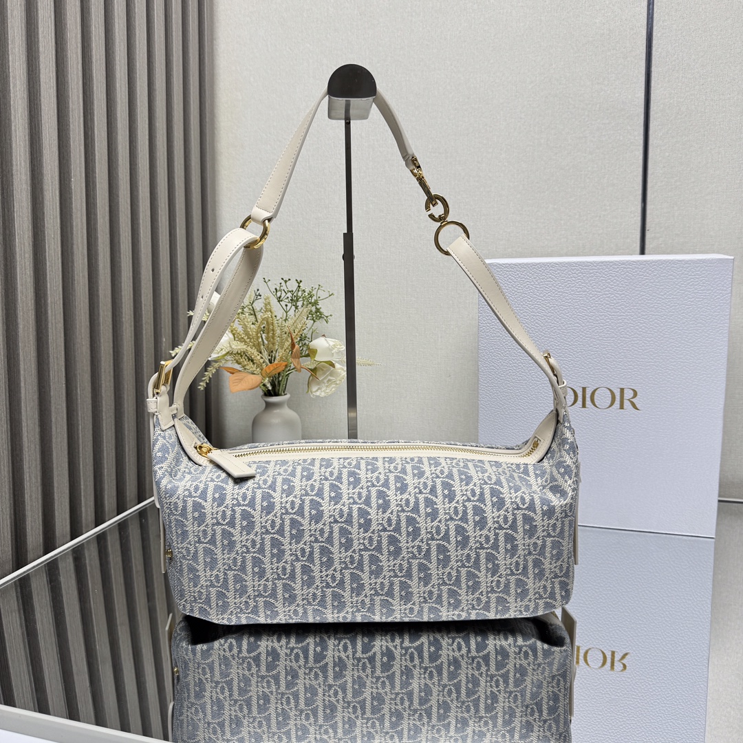 NO:387662,Bran Medium Blue Raffia Grass This D-Journey handbag is a new product this season. It was released in the 2025 Spring and Summer Ready-to-wear series. It has a soft texture and a new interpretation of the dumpling silhouette with a modern design. It is carefully crafted from plain cowhide leather and is decorated with flat and oversized rattan plaid lines to revive the classic Dior pattern. There is a zippered pocket in the main compartment, and the two side pockets are paired with large leather zipper heads, and is decorated with a retro gold finishing metal Christian Dior aris logo to facilitate storage of various small daily necessities. Medium style, paired with adjustable top handles and leather shoulder straps, can be carried, shoulders or crossbody, making it ideal for daily styles. Model 2417 Size 33×16×15cm  000650, Dior, Dior, Cowhide19860909流浪包布兰中号蓝色酒椰草 这款 D-Journey 手袋是本季新品,于迪奥二零二五春夏成衣系列发布秀精彩亮相,质地柔软,以摩登设计全新演绎水饺包廓形.采用平纹牛皮革精心制作,饰以扁平超大藤格纹缉面线,焕新演绎 Dior 的经典图案.主隔层内设有一个拉链口袋,两个侧面口袋搭配大号皮革拉链头,饰以复古金色饰面金属Christian Dior aris 标志,便于收纳各种小件日常用品.中号款式,搭配可调节顶部手柄和皮革肩带,可手提、肩背或斜挎,是日常造型的理想之选. 型号2417 尺寸33×16×15cm 000650,迪奥,dior,dior,cowhide,Bag