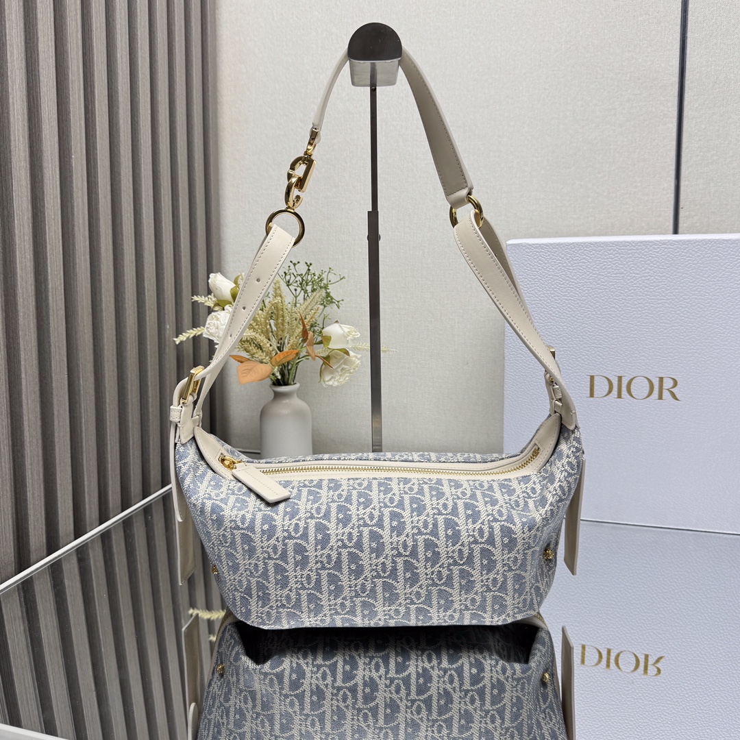 NO:387669,Journey series small blue raffia grass, the first year, hit the center, the hobo bag with a slack feeling, the bag has a soft and casual shape, the classic presbyterian fabric, paired with golden letter shoulder strap buckle, the overall retro and high-end, the exquisite letter leather card, the details are very in place, and it can unlock a variety of back methods, the shoulders and crossbody, the key is that it is super light and has a large capacity, and the fashionable people all know the value of this model. Model 2416 size: 25.5*14.5*14cm 000630, Dior, dior19860909Journey系列小号蓝色酒椰草 ,开年就王炸,直接击中心巴上,自带松弛感的hobo包,包形柔软又随意,经典的老花面料,搭配金色的字母肩带扣,整体复古又高级,精致感满满的字母皮牌,细节非常到位,可以解锁多种背法,手提单肩和斜挎,关键是自用超轻便,容量又大,时髦精们都懂这款的含金量 型号2416 size:25.5*14.5*14cm 000630,迪奥,dior,Bag