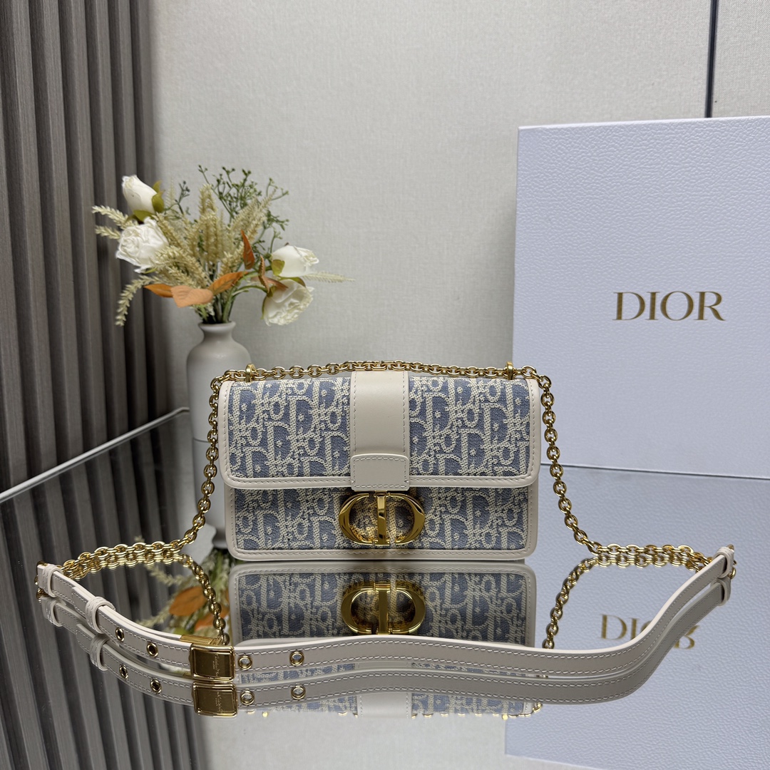 NO:340171,Genuine grade original leather Montaigne small spot Montaigne raffia series, it feels so summery, sky blue fabric with milky white calf leather, light color looks fresh and healing, this bag is planted, the size is moderate, very suitable for daily travel, classic packaging, iconic letter locks, exquisite chain shoulder straps, modern and elegant merger, the perfect fusion of retro and fashion size21*6*12cm Model 9207, DIOR, dior, cowhide19860909正品级 原厂皮 蒙田小号现货 Montaigne 酒椰草系列,太有夏天的感觉啦,天蓝的面料搭配奶白色小牛皮,浅色系显得清新又治愈,被种草了这个包,大小尺寸适中,非常适合日常出行,经典的包形,标志性的字母锁扣,搭配精致的链条肩带,摩登与优雅兼并,复古与时尚的完美融合 size21*6*12cm 型号9207,DIOR,dior,cowhide,Bag