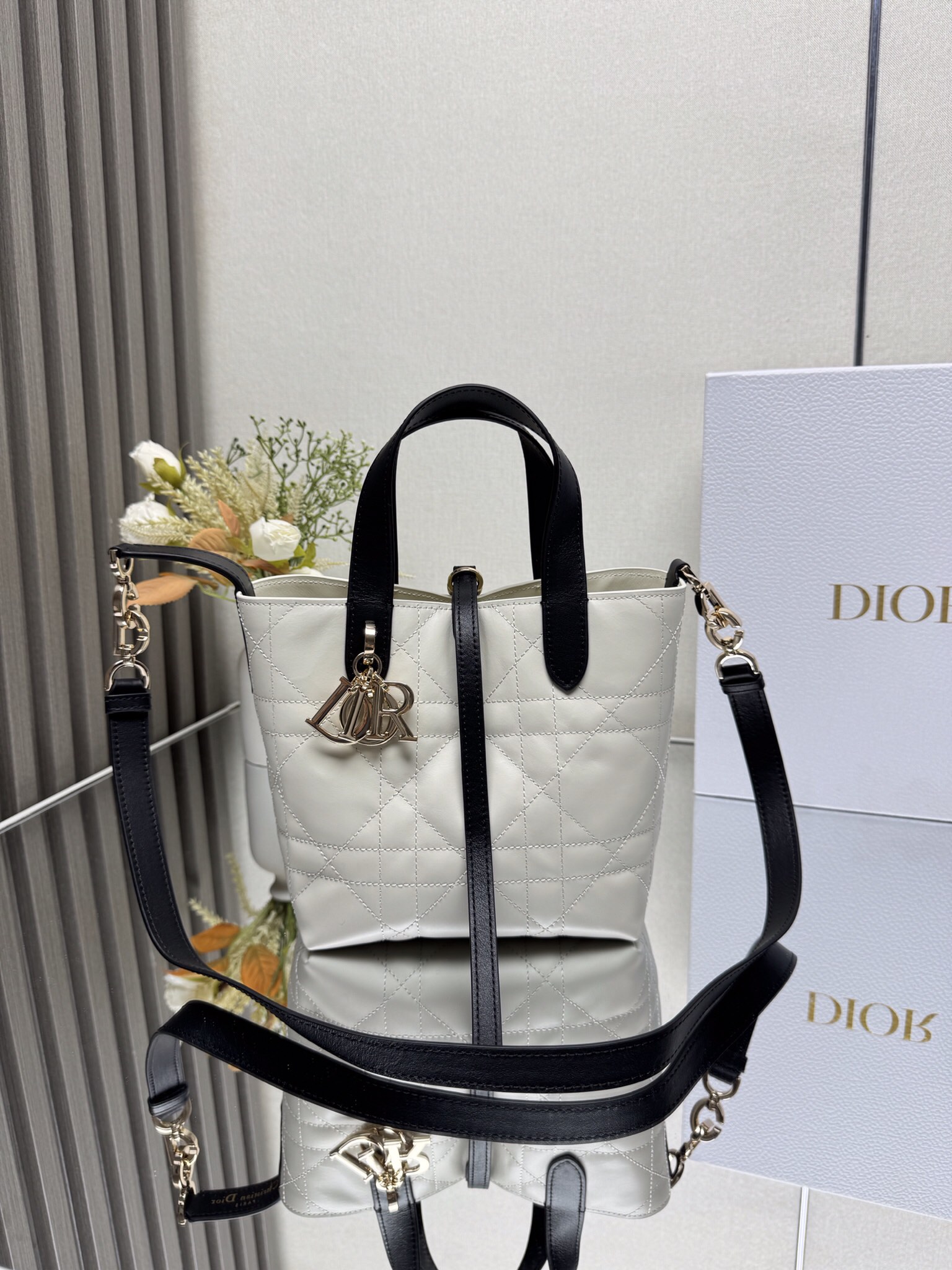 NO:340228,Genuine grade original leather This Dior Toujours vertical handbag is a new product in the early spring 2025 garment series. It is stylish and practical and unique. It is carefully crafted from black cowhide leather, decorated with oversized rattan plaid line, and a spacious internal compartment can store various daily necessities. It has a slim leather strap opening and closing, which can safely store all kinds of items. It also has CD Lock letter D knob buckle, which can be adjusted on both sides to enhance the style. Small style, top leather handle is paired with removable leather shoulder straps, which can be carried, shoulder or crossbody. Main body: cowhide leather lining: cowhide size 16×18×12cm model number, DIOR, dior, cowhide19860909正品级 原厂皮 这款 Dior Toujours竖版手袋是二零二五早春成衣系列新品,时尚实用,别具一格.采用黑色牛皮革精心制作,饰以超大藤格纹缉面线,宽敞的内部隔层可收纳各种日常用品.设有纤细皮革系带开合,可安全收纳各种物品,另有CD Lock 字母D旋钮式扣环,可调节两侧,提升格调.小号款式,顶部皮革手柄搭配可拆卸的皮革肩带,可手提、肩背或斜挎 主体:牛皮革里料:牛皮革 尺寸16×18×12cm 款号,DIOR,dior,cowhide,Bag