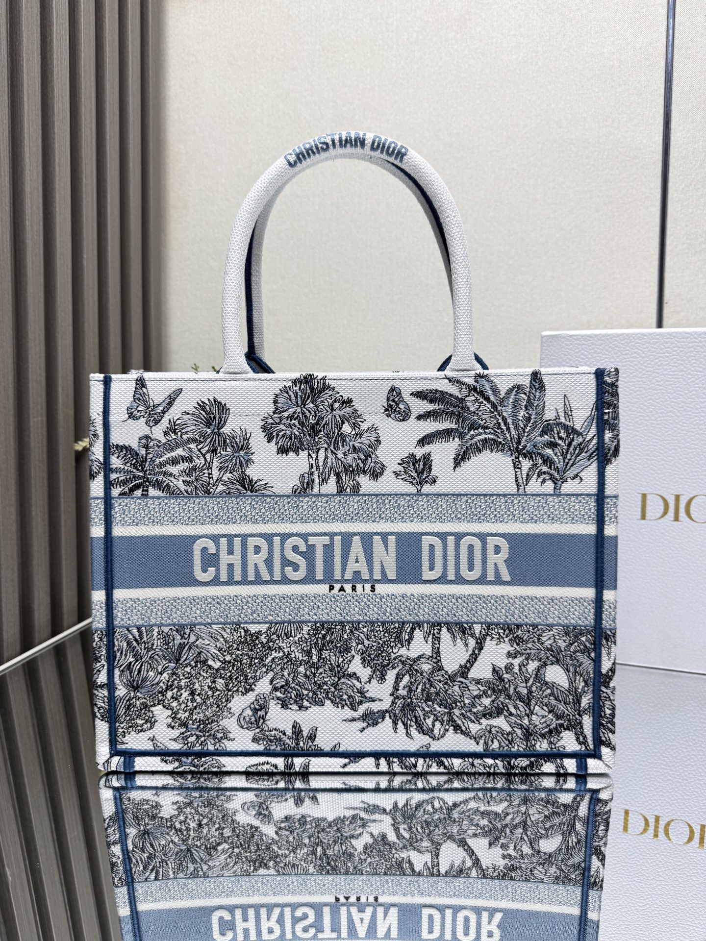 NO:532699,000460 [New Coconut Light Blue Medium] Dior book tote Shopping Bag This Book Tote handbag is inspired by the creative director of women's clothing Maria Grazia Chiuri, is the main product that reflects Dior's aesthetics. It can store various daily necessities, and a new interpretation of Bayadere pattern mixed effect D-Stries pattern embroidery, which is more fashionable. The front is decorated with the 'Christian Dior' logo, fully reflecting Dior's exquisite craftsmanship. Model number 1286 Size 36×28 cm, Dior, dior, dior19860909000460【新款椰树浅蓝 中号】 Dior book tote 购物袋 这款Book Tote手袋灵感来自女装创意总监玛丽亚·嘉茜娅·蔻丽（Maria Grazia Chiuri）是体现Dior审美的主打产品.可收纳各种日常用品,全新演绎Bayadere图案混合效果D-Stries图案刺绣,更具时尚风范.正面饰以“Christian Dior”标志,充分体现了Dior的精湛工艺. 款号1286 尺寸36×28 cm,迪奥,dior,dior,Bag