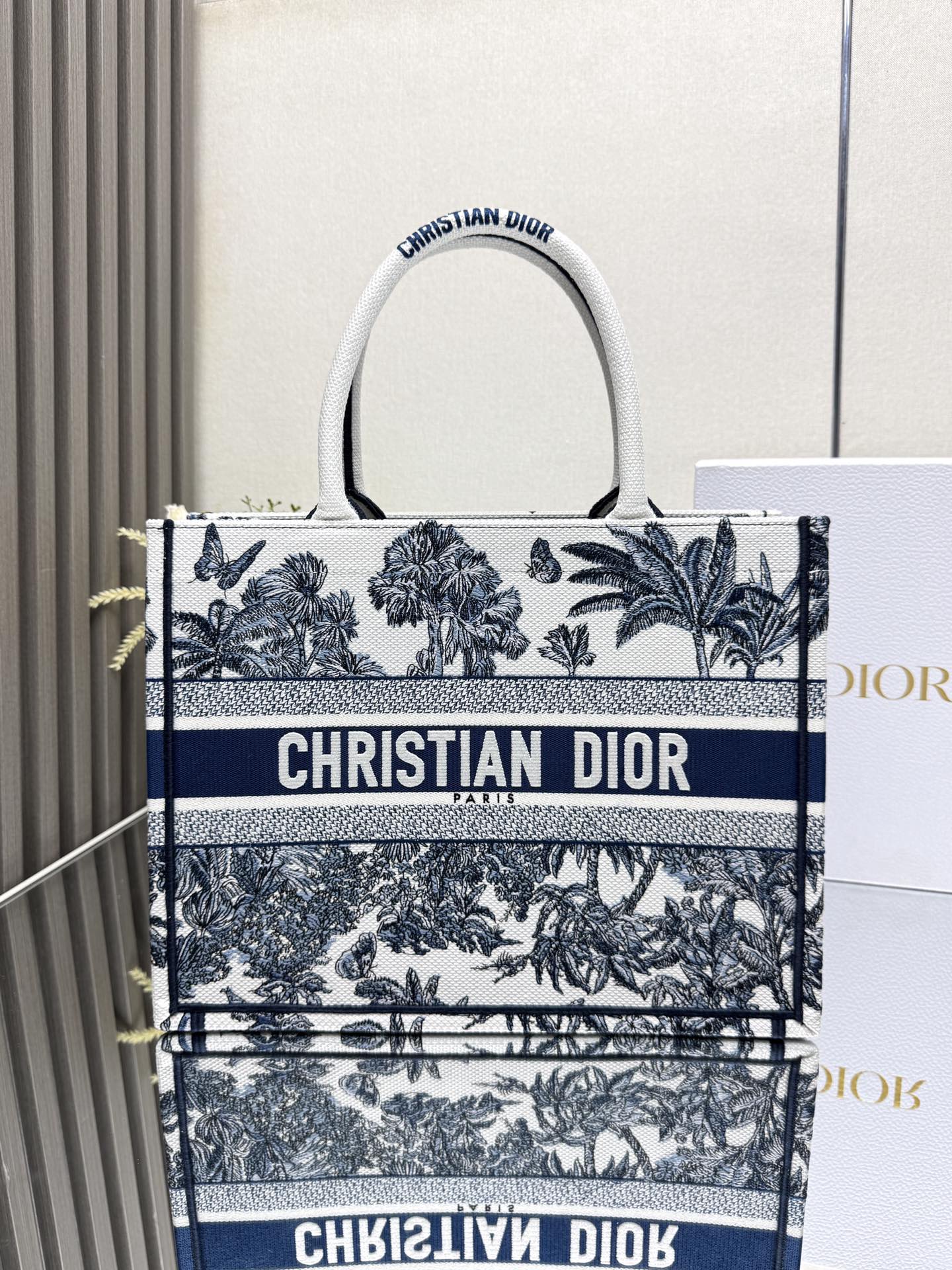 NO:532709,000460 [New Coconut Tree Dark Blue Medium] Dior book tote Shopping Bag This Book Tote handbag is inspired by the creative director of women's clothing Maria Grazia Chiuri, is the main product that reflects the aesthetics of Dior. It can store various daily necessities, and a new interpretation of Bayadere pattern mixed effect D-Stries pattern embroidery, which is more fashionable. The front is decorated with the 'Christian Dior' logo, fully reflecting the exquisite craftsmanship of Dior. Model number 1286 Size 36×28 cm, Dior, dior, dior19860909000460【新款椰树深蓝 中号】 Dior book tote 购物袋 这款Book Tote手袋灵感来自女装创意总监玛丽亚·嘉茜娅·蔻丽（Maria Grazia Chiuri）是体现Dior审美的主打产品.可收纳各种日常用品,全新演绎Bayadere图案混合效果D-Stries图案刺绣,更具时尚风范.正面饰以“Christian Dior”标志,充分体现了Dior的精湛工艺. 款号1286 尺寸36×28 cm,迪奥,dior,dior,Bag