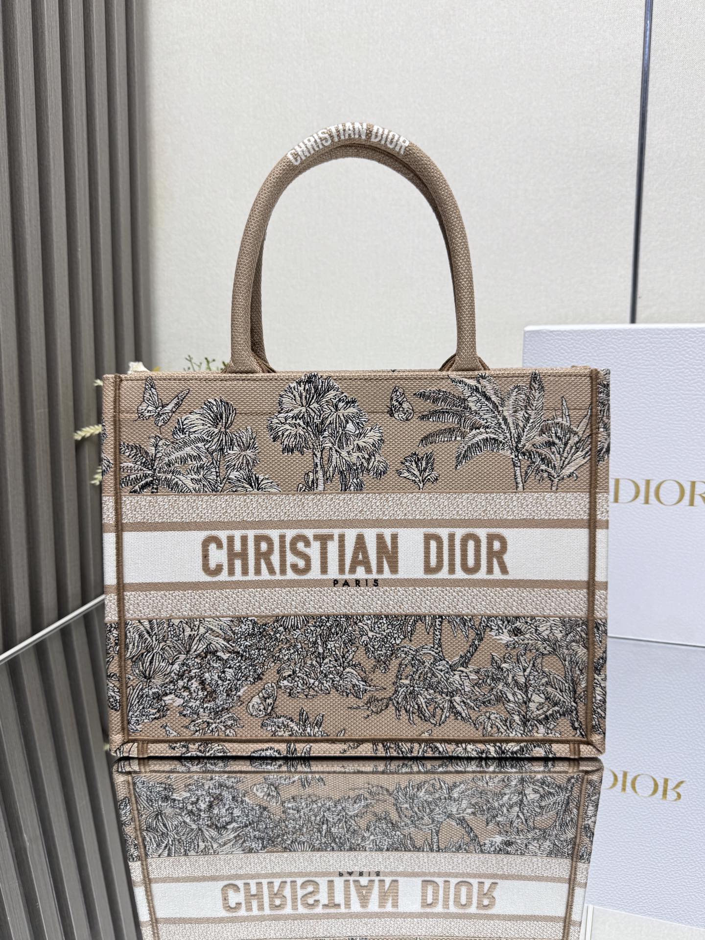 NO:532627,000460 [New Coconut Tree and Apricot Color Medium] Dior book tote Shopping Bag This Book Tote handbag is inspired by the creative director of women's clothing Maria Grazia Chiuri, is the main product that reflects the aesthetics of Dior. It can store various daily necessities, and a new interpretation of Bayadere pattern mixed effect D-Stries pattern embroidery, which is more fashionable. The front is decorated with the 'Christian Dior' logo, fully reflecting the exquisite craftsmanship of Dior. Model number 1286 Size 36×28 cm, Dior, dior, dior19860909000460【新款椰树杏色 中号】 Dior book tote 购物袋 这款Book Tote手袋灵感来自女装创意总监玛丽亚·嘉茜娅·蔻丽（Maria Grazia Chiuri）是体现Dior审美的主打产品.可收纳各种日常用品,全新演绎Bayadere图案混合效果D-Stries图案刺绣,更具时尚风范.正面饰以“Christian Dior”标志,充分体现了Dior的精湛工艺. 款号1286 尺寸36×28 cm,迪奥,dior,dior,Bag