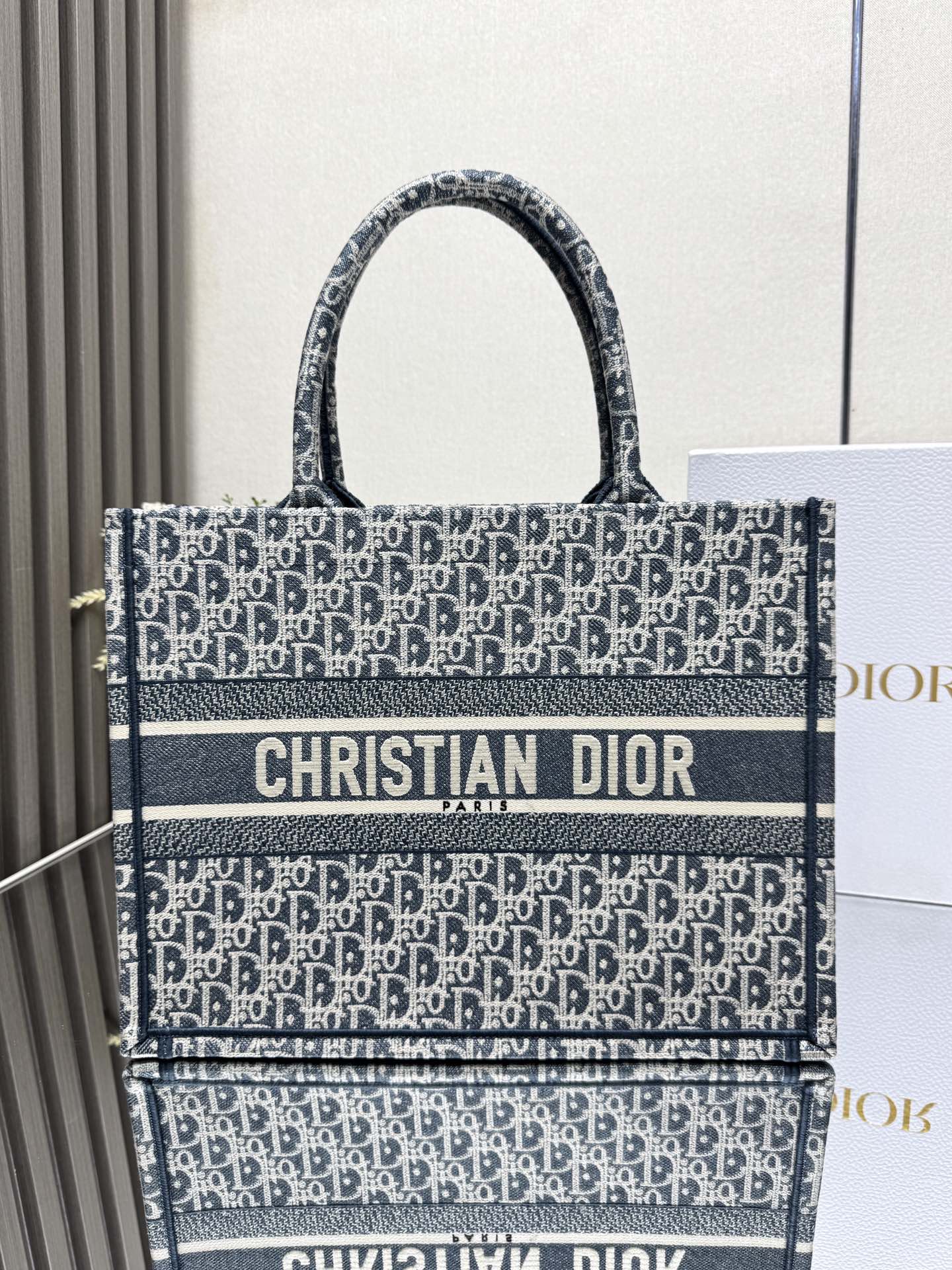 NO:773385,[Top Original Denim Blue Medium] Dior book tote shopping bag This Book Tote handbag is inspired by women's creative director Maria Grazia Chiuri. It is a flagship product that embodies Dior's aesthetic. It can store a variety of daily necessities, and has a new interpretation of Bayadere pattern mixed effect D-Stries pattern embroidery, which is more fashionable. Decorated with the 'Christian Dior' logo on the front, it fully reflects Dior's exquisite craftsmanship. Style No. 1286 Size 36 x  27.5 x 16.5 cm (L x H x W) Roomy enough to store 1 15-inch laptop, 1 clutch, 1 wallet, 1 mobile phone, sunglasses and lipstick 000460,Dior,dior,dior,wallets,handbag19860909【顶级原单牛仔蓝中号】Dior book tote 购物袋 这款Book Tote手袋灵感来自女装创意总监玛丽亚·嘉茜娅·蔻丽（Maria Grazia Chiuri）是体现Dior审美的主打产品.可收纳各种日常用品,全新演绎Bayadere图案混合效果D-Stries图案刺绣,更具时尚风范.正面饰以“Christian Dior”标志,充分体现了Dior的精湛工艺. 款号1286 尺寸36 x 27.5 x 16.5 厘米（长 x 高 x 宽） 空间宽敞,可收纳 1 部 15 英寸笔记本电脑、1 个手拿包、1 个钱包、1 部手机、太阳眼镜和唇膏 000460,迪奥,dior,dior,wallets,handbag,Bag
