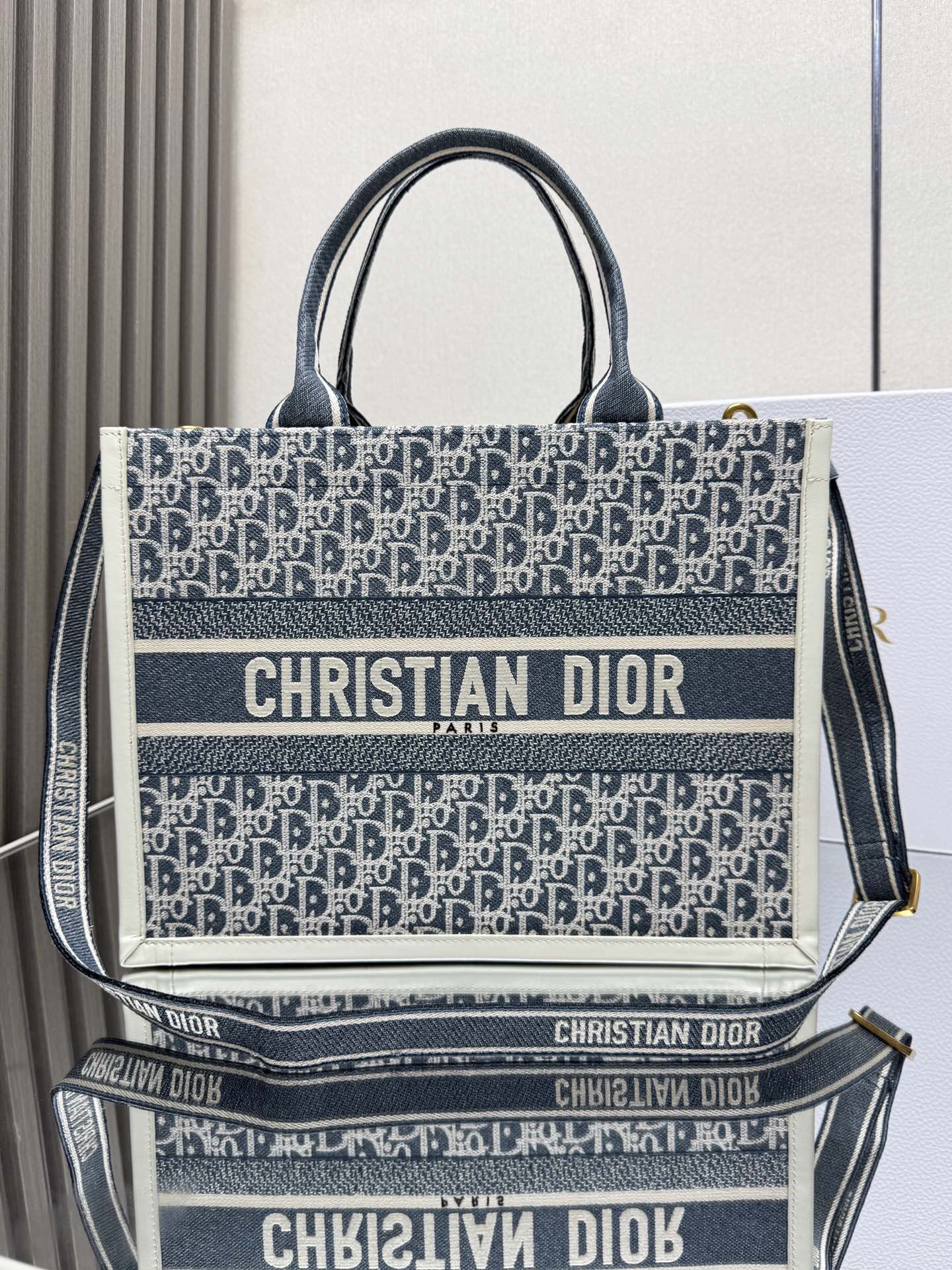 [Cuero bordado de orquídeas vaqueras con correa para el hombro❤ Tamaño mediano] Bolso shopping Dior book tote Este bols…