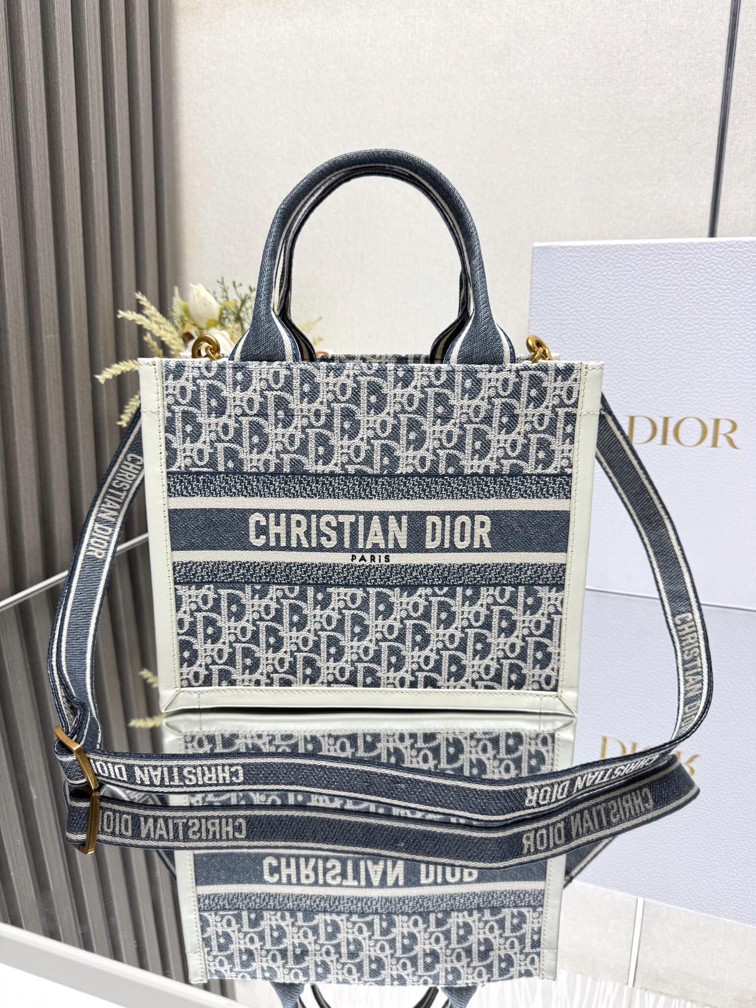 [Nuevo cuero bordado de orquídeas de mezclilla con correa para el hombro, nuevo tamaño] El bolso Dio.r Mini Book es un …