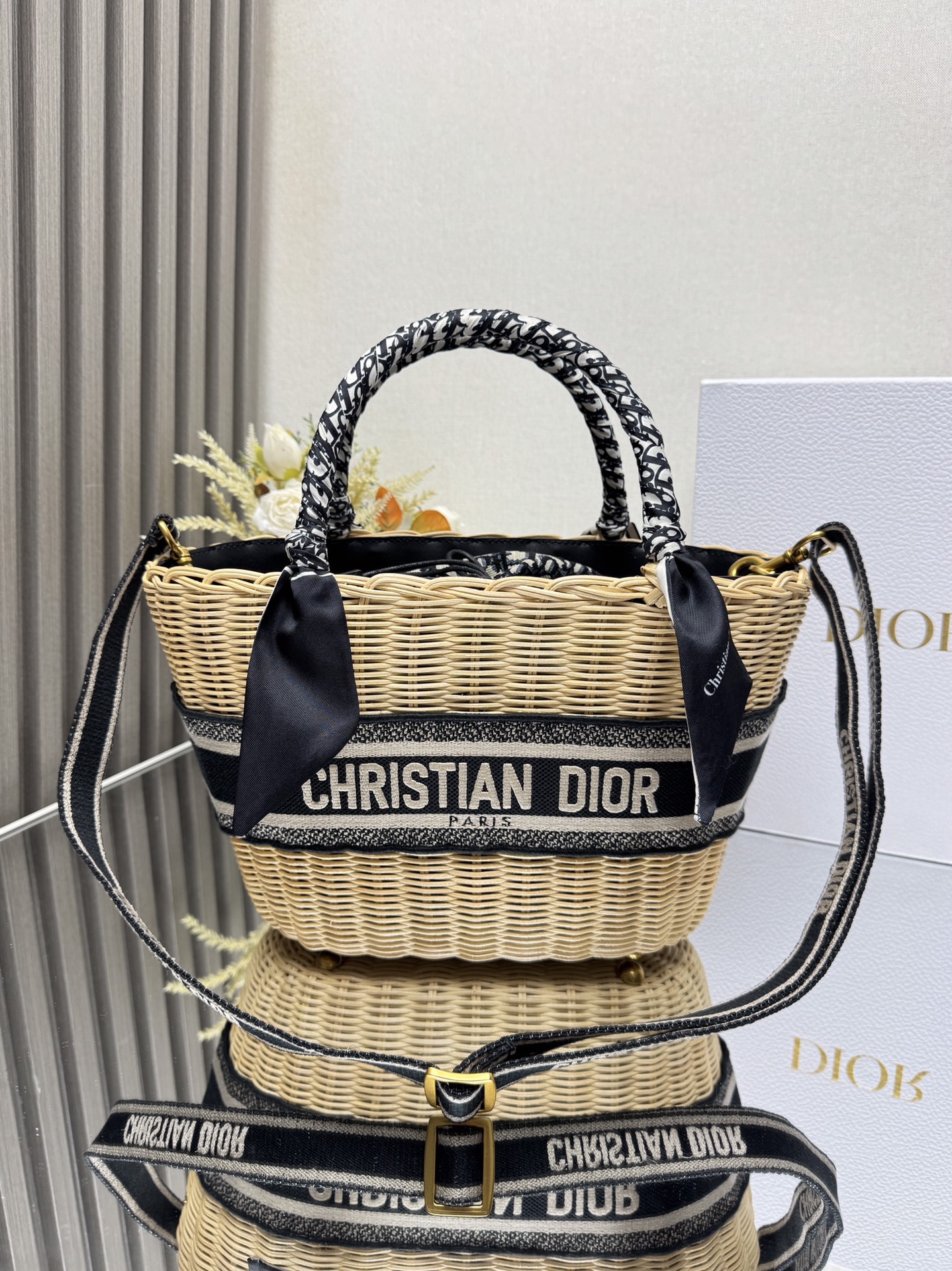 NO:532668,Top original list, braided wicker woven hat style is summer, pure handmade wicker woven presbyopia drawstring lining, with adjustable length and embroidered shoulder straps!! Model: Size: bottom width 27cm, opening 34cm, height 20cm, thickness 13cm 000730, Dior, dior, hats19860909顶级原单 编织款柳条编织的帽型款属于夏天,纯手工柳条编织老花抽绳内衬 附带可调节长短的同色刺绣肩带!! 型号: 尺寸:底宽27cm.开口34cm.高20cm.厚13cm 000730,迪奥,dior,hats,Bag