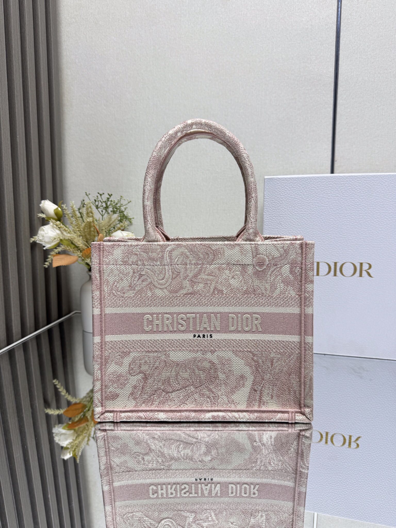 NO:773373,000430 Pink Tiger trumpet shopping bag. It is larger than the mini size and a little smaller than the original trumpet. The retro-style D letter embroidery that has swept the entire fashion circle. Fully hand-made three-dimensional embroidery. The strong retro artistic atmosphere is simply a walking art. The super large capacity is even more impressive. Especially suitable for girls who want to take the whole family out. Mommy bag, briefcase, a good helper for travel and travel. Fashionable concave shape is a must-have.  26.5×21×14cm, Dior, dior19860909000430 粉老虎小号  购物袋 比mini号大些,比原来的小号小一点 席卷整个时尚圈的复古风D字母刺绣 全手工立体刺绣 凹凸有致 浓厚的复古艺术气息简直是行走的艺术品 超大容量更是吹爆它 特别适合想把整个家带出门的姑娘 妈咪袋 公文包 旅行出游好帮手 时髦精凹造型必须拥有 26.5×21×14cm,迪奥,dior,Bag