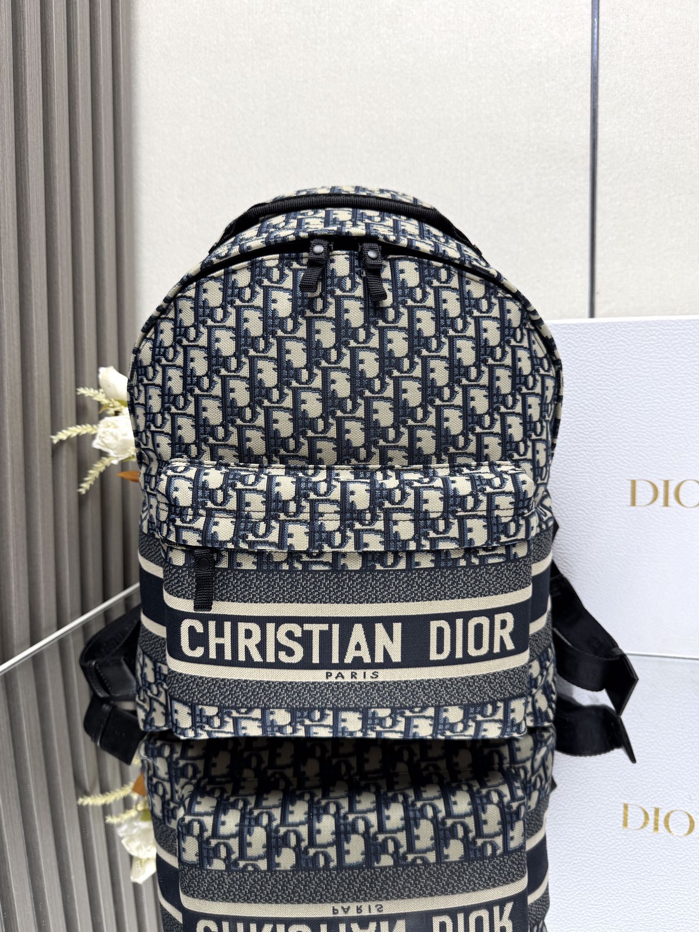 NO:532636,000480DiorTravel Backpack 'Blue Cloth Large' This DiorTravel Backpack cleverly combines the classic details of Dior with a stylish and practical design. It is carefully crafted from blue jacquard technology fabric, decorated with Oblique prints throughout the body, and the front is decorated with eye-catching Christian Dior Paris logo. The spacious main compartment is zipped for easy opening for easy storage and access to various daily necessities. It is paired with handles and straps, and can be shoulder or shoulder back. The front is decorated with Christian Dior Paris logo Adjustable strap Front zippered pocket Model Size 35 x 41 x 15 cm (L x H x W) Large space, 1 15-inch laptop, 1  Clutch, 1 wallet, 1 mobile phone, 2 card clips, sunglasses and lipstick, Dior, dior, wallets, handbag, backpacks19860909000480DiorTravel 双肩背包「蓝布大号」 这款 DiorTravel 双肩背包巧妙融合 Dior 的经典细节与时尚而实用的设计.采用蓝色提花科技面料精心制作,通体饰以 Oblique 印花,正面饰以醒目的 Christian Dior Paris 标志.宽敞的主隔层设有拉链,可轻松打开,便于收纳和取用各种日常用品.搭配手柄和肩带,可肩背或双肩背. 正面饰以 Christian Dior Paris 标志 可调节饰带 正面拉链口袋 型号 尺寸35 x 41 x 15 厘米（长 x 高 x 宽） 空间宽敞,可收纳 1 部 15 英寸笔记本电脑、1 个手拿包、1 个钱包、1 部手机、2 个卡夹、太阳眼镜和唇膏,迪奥,dior,dior,wallets,handbag,backpacks,Bag