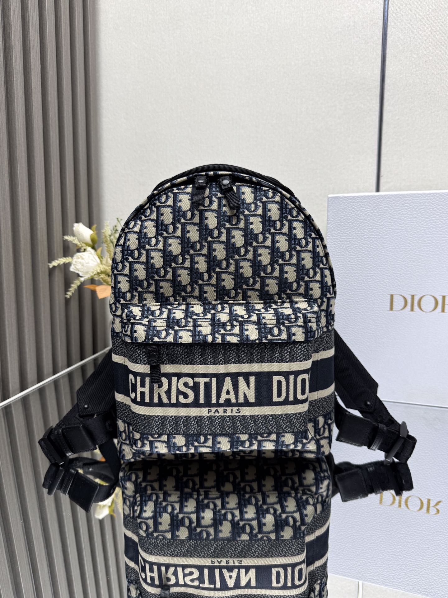 NO:532646,000480DiorTravel Backpack 'Blue Cloth' This DiorTravel Backpack cleverly combines the classic details of Dior with a stylish and practical design. It is carefully crafted from blue jacquard technology fabric, decorated with Oblique prints throughout the body, and the front is decorated with eye-catching Christian Dior Paris logo. The spacious main compartment is zipped for easy opening for easy storage and access to various daily necessities. It is paired with handles and straps, and can be shoulder or back. The front is decorated with Christian Dior Paris logo Adjustable strap Front zippered pocket Model Size 23.5 x 32 x 11 cm (L x H x W), Dior, dior, backpacks19860909000480DiorTravel 双肩背包「蓝布小号」 这款 DiorTravel 双肩背包巧妙融合 Dior 的经典细节与时尚而实用的设计.采用蓝色提花科技面料精心制作,通体饰以 Oblique 印花,正面饰以醒目的 Christian Dior Paris 标志.宽敞的主隔层设有拉链,可轻松打开,便于收纳和取用各种日常用品.搭配手柄和肩带,可肩背或双肩背. 正面饰以 Christian Dior Paris 标志 可调节饰带 正面拉链口袋 型号 尺寸23.5 x 32 x 11 厘米（长 x 高 x 宽）,迪奥,dior,dior,backpacks,Bag