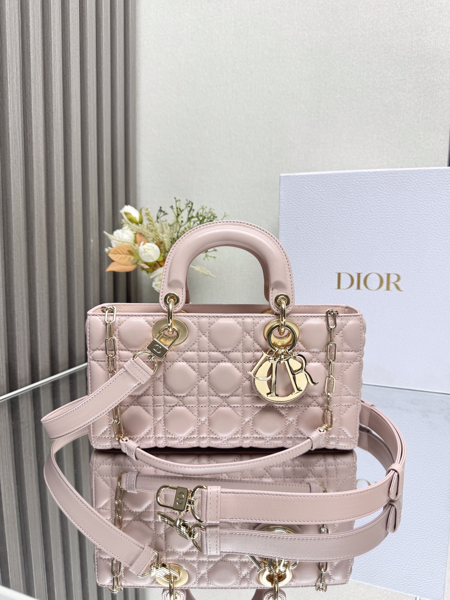 NO:556337,MEDIUM LADY D-JOY BAG 'BLACK LAMBSKIN' This Lady D-Joy handbag highlights the simple aesthetics of the Lady Dior collection, epitomizing Dior's deep insight into elegance and beauty. Crafted from black matte cow leather, it features eye-catching quilting details with classic cannage topstitching, revealing the finest sewing techniques. Tonal metal D.I.O.R.  The pendant highlights elegance. The small style is equipped with a detachable chain shoulder strap and an adjustable and detachable leather shoulder strap. It can be carried by hand, shoulder or cross-body. It is an ideal choice for daily styling. Detachable chain shoulder strap Detachable and adjustable leather shoulder strap Model 0540 Dimensions 26×13.5×5 cm Can store a mobile phone   iPhone and other accessories, Dior, dior, dior, cowhide, sheepskin19860909中号 LADY D-JOY 手袋「黑色小羊皮」 这款 Lady D-Joy 手袋凸显 Lady Dior 系列的简约美学,集中体现了 Dior 对典雅和美丽的深刻洞见.采用黑色哑光牛皮革精心制作,以经典的藤格纹缉面线打造醒目的绗缝细节,精良的缝制工艺显露无遗.同色调金属 D.I.O.R. 吊饰彰显优雅气质.小号款式,搭配可拆卸的链条肩带和可调节、可拆卸的皮革肩带,可手提、肩背或斜挎,是日常造型的理想之选. 可拆卸链条肩带 可拆卸、可调节的皮革肩带 型号0540 尺寸26×13.5×5 cm 可收纳一部 iPhone和其他配饰,迪奥,dior,dior,cowhide,sheepskin,Bag