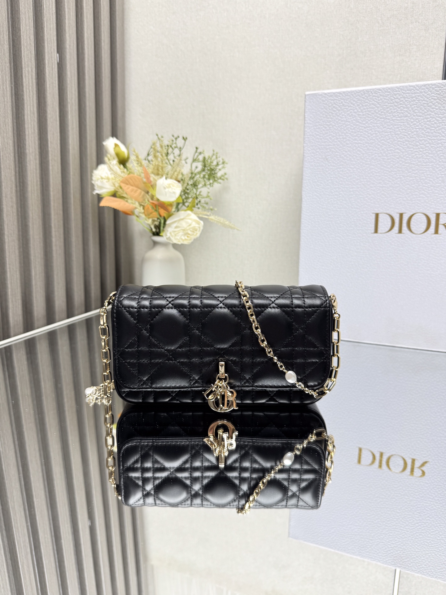 NO:771127,Black sheepskin is in stock. The latest pearl chain bag has the iconic rattan pattern and classic letter charms. It is matched with soft sheepskin, elegant and fashionable. The highlight is the beautiful pearl chain, which makes the whole bag more refined. There are multiple compartments and card slots inside, which are both exquisite and practical. Size: 18.5*10*4cm Model: 0811 000470, Dior, dior, sheepskin19860909黑色羊皮现货 最新珍珠链条包标志性的藤纹格,经典的字母吊饰 搭配柔软的羊皮,优雅又时尚 ,亮点在于绝美的珍珠链条 ,令整个包更加的精致,内里多个隔层和卡槽,精美之余又实用度满满的 size:18.5*10*4cm 型号:0811 000470,迪奥,dior,sheepskin,Bag