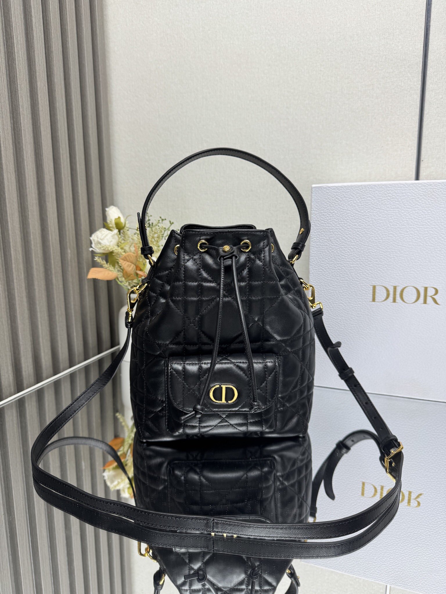 NO:659350,This Dior Caro bucket bag is a new product in the 2025 autumn ready-to-wear series, highlighting a fashionable and elegant style. It is carefully made of black sheepskin and other materials, decorated with oversized cannage pattern topstitching, and has a spacious drawstring compartment. The front flap pocket is decorated with a gold-finished metal CD logo, which can store various small daily necessities. The small style is equipped with a removable top handle and an adjustable and detachable shoulder strap, which can be easily carried by hand, shoulder or crossbody. Main body: sheepskin,  Cow leather lining: cow leather CD logo drawstring closure on the front Front slip pocket with magnetic flap Internal slip pocket Detachable leather handle on top Adjustable, removable leather shoulder strap includes dust bag Model: M3372 Black Size 20cm*24cm*9cm 000600, Dior, dior, dior, cowhide, sheepskin19860909这款 Dior Caro 水桶包是二零二五秋季成衣系列新品,彰显时尚优雅风范.采用黑色羊皮革等材质精心制作,饰以超大藤格纹缉面线,带有宽敞的抽绳隔层.正面翻盖口袋饰以金色饰面金属CD标志,可收纳各种小件日常用品.小号款式,搭配可拆卸顶部手柄和可调节、可拆卸肩带,可轻松手提、肩背或斜挎. 主体:羊皮革, 牛皮革里料:牛皮革 正面饰以CD 标志抽绳开合 正面插袋搭配磁性翻盖内部插袋 顶部可拆卸皮革手柄 可调节、可拆卸的皮革肩带内含防尘袋 型号:M3372 黑色 尺寸20cm*24cm*9cm 000600,迪奥,dior,dior,cowhide,sheepskin,Bag