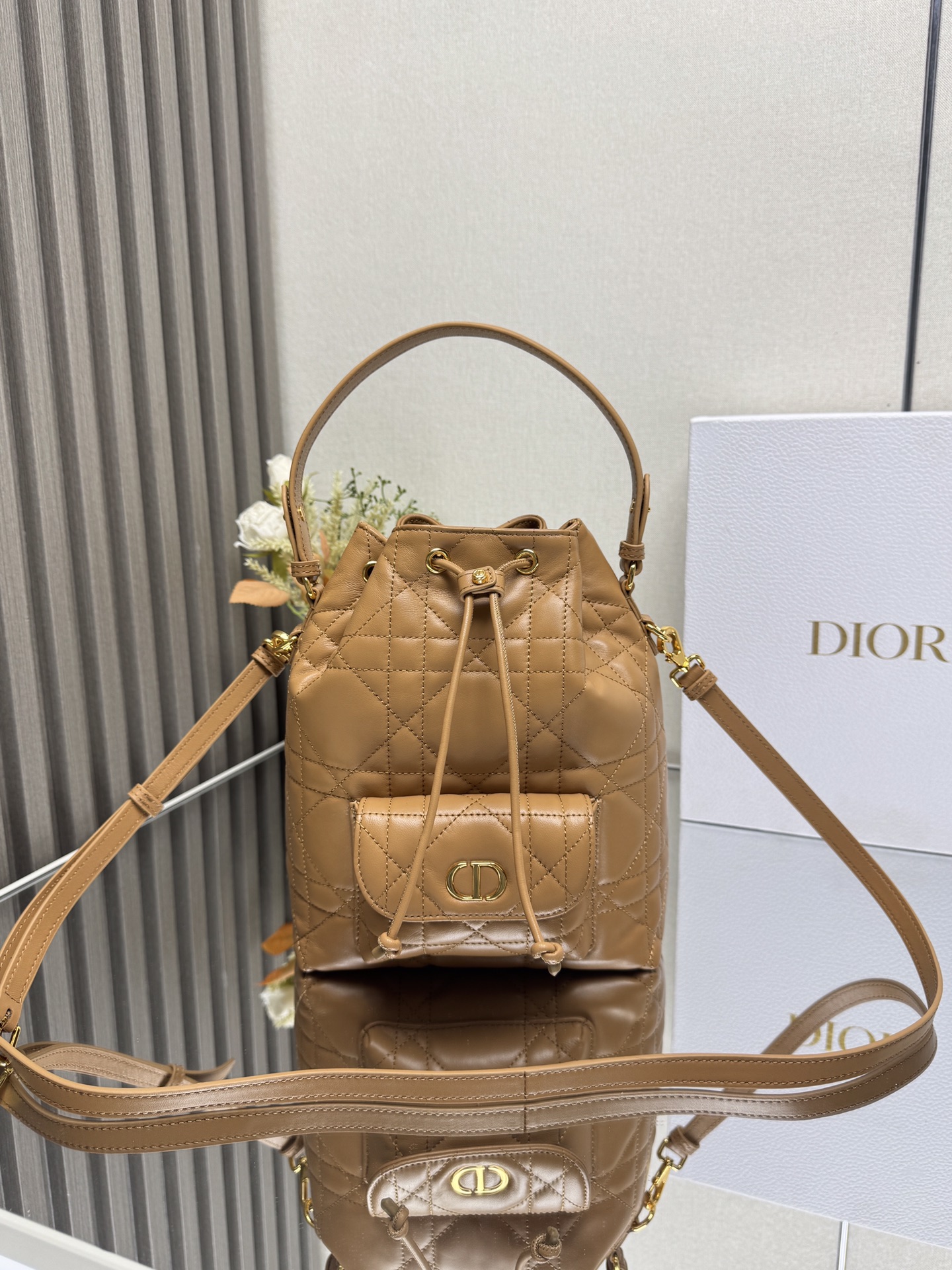 NO:659358,This Dior Caro bucket bag is a new product in the 2025 autumn ready-to-wear series, highlighting a fashionable and elegant style. It is carefully made of black sheepskin and other materials, decorated with oversized cannage pattern topstitching, and has a spacious drawstring compartment. The front flap pocket is decorated with a gold-finished metal CD logo, which can store various small daily necessities. The small style is equipped with a removable top handle and an adjustable and detachable shoulder strap, which can be easily carried by hand, shoulder or crossbody. Main body: sheepskin,  Cow leather lining: cow leather CD logo drawstring closure on the front Front slip pocket with magnetic flap Internal slip pocket Detachable leather handle on top Adjustable, removable leather shoulder strap with dust bag included Model: M3372 Earthy yellow Size 20cm*24cm*9cm 000600, Dior, dior, dior, cowhide, sheepskin19860909这款 Dior Caro 水桶包是二零二五秋季成衣系列新品,彰显时尚优雅风范.采用黑色羊皮革等材质精心制作,饰以超大藤格纹缉面线,带有宽敞的抽绳隔层.正面翻盖口袋饰以金色饰面金属CD标志,可收纳各种小件日常用品.小号款式,搭配可拆卸顶部手柄和可调节、可拆卸肩带,可轻松手提、肩背或斜挎. 主体:羊皮革, 牛皮革里料:牛皮革 正面饰以CD 标志抽绳开合 正面插袋搭配磁性翻盖内部插袋 顶部可拆卸皮革手柄 可调节、可拆卸的皮革肩带内含防尘袋 型号:M3372 土黄色 尺寸20cm*24cm*9cm 000600,迪奥,dior,dior,cowhide,sheepskin,Bag