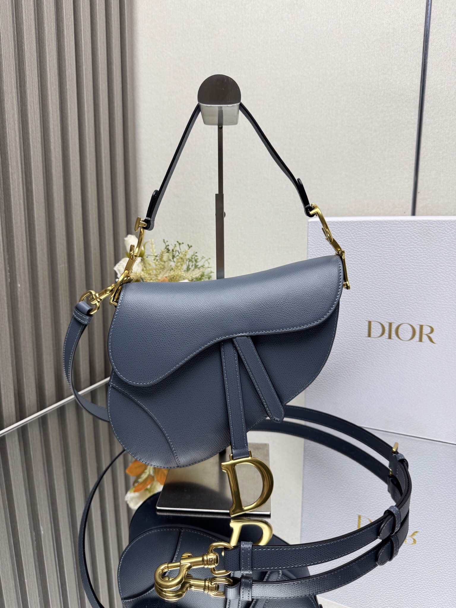 NO:659342,000650D S Saddle Bag Large [Retro Blue Leather with Palm Pattern] is back. Recreating the classic beauty. This series of handbags has just been launched and has immediately become one of the 'must-have' items for fashion celebrities. The new ethnic style shoulder straps and metal accessories can be worn cross-body to show free movement and unique personality. The new version is equipped with leather shoulder straps of the same color, which is convenient to carry, and can also be matched with other embroidered shoulder straps!  Large size 0989# size 25.5×20×6.5cm Small size 0986# size 19.5×16×6.5cm Model: 93271, Dior, dior19860909000650D S马鞍包大号【手掌纹复古蓝色皮】 重磅回归.重现经典之美该系列手袋刚上市,立刻成为了时尚红人们“人手必备”的单品之一,全新富有民族风情肩带和金属配件,可斜挎以彰显自由动感与独特个性新版本搭配同色系皮肩带,方便携带,也可搭配其他刺绣肩带！ 大号0989#尺寸25.5×20×6.5cm 小号0986#尺寸19.5×16×6.5cm 型号:93271,迪奥,dior,Bag