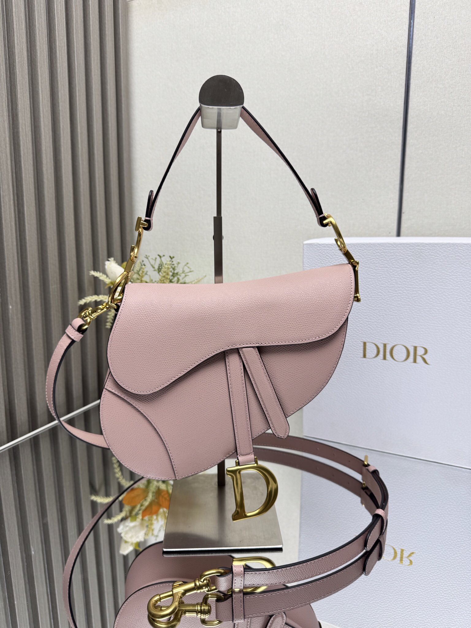 NO:659332,000650D S saddle bag large [retro pink leather with palm print] is back. Recreating the classic beauty. This series of handbags has just been launched and has immediately become one of the 'must-have' items for fashion celebrities. The new ethnic style shoulder straps and metal accessories can be worn cross-body to show free movement and unique personality. The new version is equipped with leather shoulder straps of the same color, which is convenient to carry, and can also be matched with other embroidered shoulder straps!  Large size 0989# size 25.5×20×6.5cm model 93271, Dior, dior19860909000650D S马鞍包大号【手掌纹复古粉色皮】 重磅回归.重现经典之美该系列手袋刚上市,立刻成为了时尚红人们“人手必备”的单品之一,全新富有民族风情肩带和金属配件,可斜挎以彰显自由动感与独特个性新版本搭配同色系皮肩带,方便携带,也可搭配其他刺绣肩带！ 大号0989#尺寸25.5×20×6.5cm 型号93271,迪奥,dior,Bag