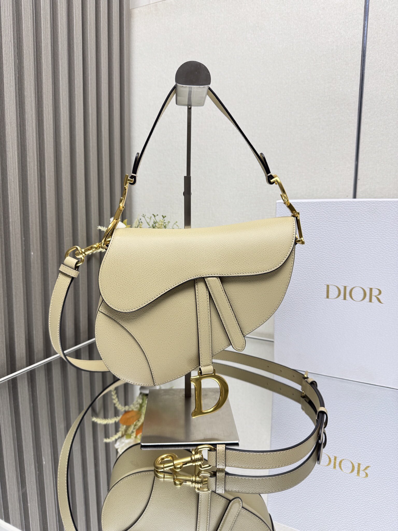 NO:659334,000650D S Saddle Bag Large [Palm Pattern Fat Rice and Apricot Leather] Returns. Reproduces the classic beauty. This series of handbags has just been launched and has immediately become one of the 'must-have' items for fashion celebrities. The new ethnic style shoulder straps and metal accessories can be worn cross-body to show free movement and unique personality. The new version is equipped with leather shoulder straps of the same color, which is convenient to carry, and can also be matched with other embroidered shoulder straps!  Large size 0989# size 25.5×20×6.5cm model 93271, Dior, dior19860909000650D S马鞍包大号【手掌纹脂米杏色皮】 重磅回归.重现经典之美该系列手袋刚上市,立刻成为了时尚红人们“人手必备”的单品之一,全新富有民族风情肩带和金属配件,可斜挎以彰显自由动感与独特个性新版本搭配同色系皮肩带,方便携带,也可搭配其他刺绣肩带！ 大号0989#尺寸25.5×20×6.5cm 型号93271,迪奥,dior,Bag