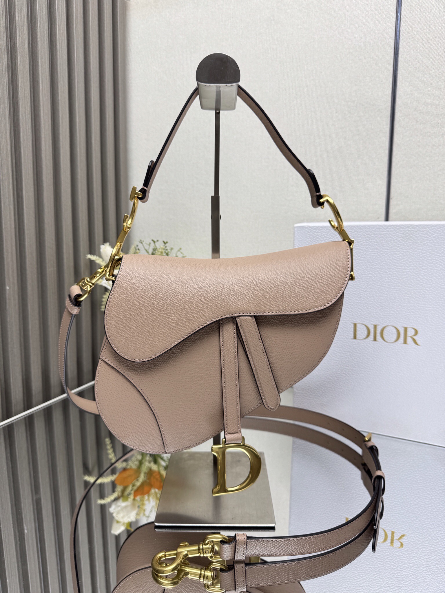 NO:659337,000650D S Saddle Bag Large [Nude Pink Leather with Palm Pattern] is back. Recreating the classic beauty. This series of handbags has just been launched and has immediately become one of the 'must-have' items for fashion celebrities. The new ethnic-style shoulder straps and metal accessories can be worn cross-body to show free movement and unique personality. The new version is equipped with leather shoulder straps of the same color, which is convenient to carry, and can also be matched with other embroidered shoulder straps!  Large size 0989# size 25.5×20×6.5cm model 93271, Dior, dior19860909000650D S马鞍包大号【手掌纹裸粉色皮】 重磅回归.重现经典之美该系列手袋刚上市,立刻成为了时尚红人们“人手必备”的单品之一,全新富有民族风情肩带和金属配件,可斜挎以彰显自由动感与独特个性新版本搭配同色系皮肩带,方便携带,也可搭配其他刺绣肩带！ 大号0989#尺寸25.5×20×6.5cm 型号93271,迪奥,dior,Bag