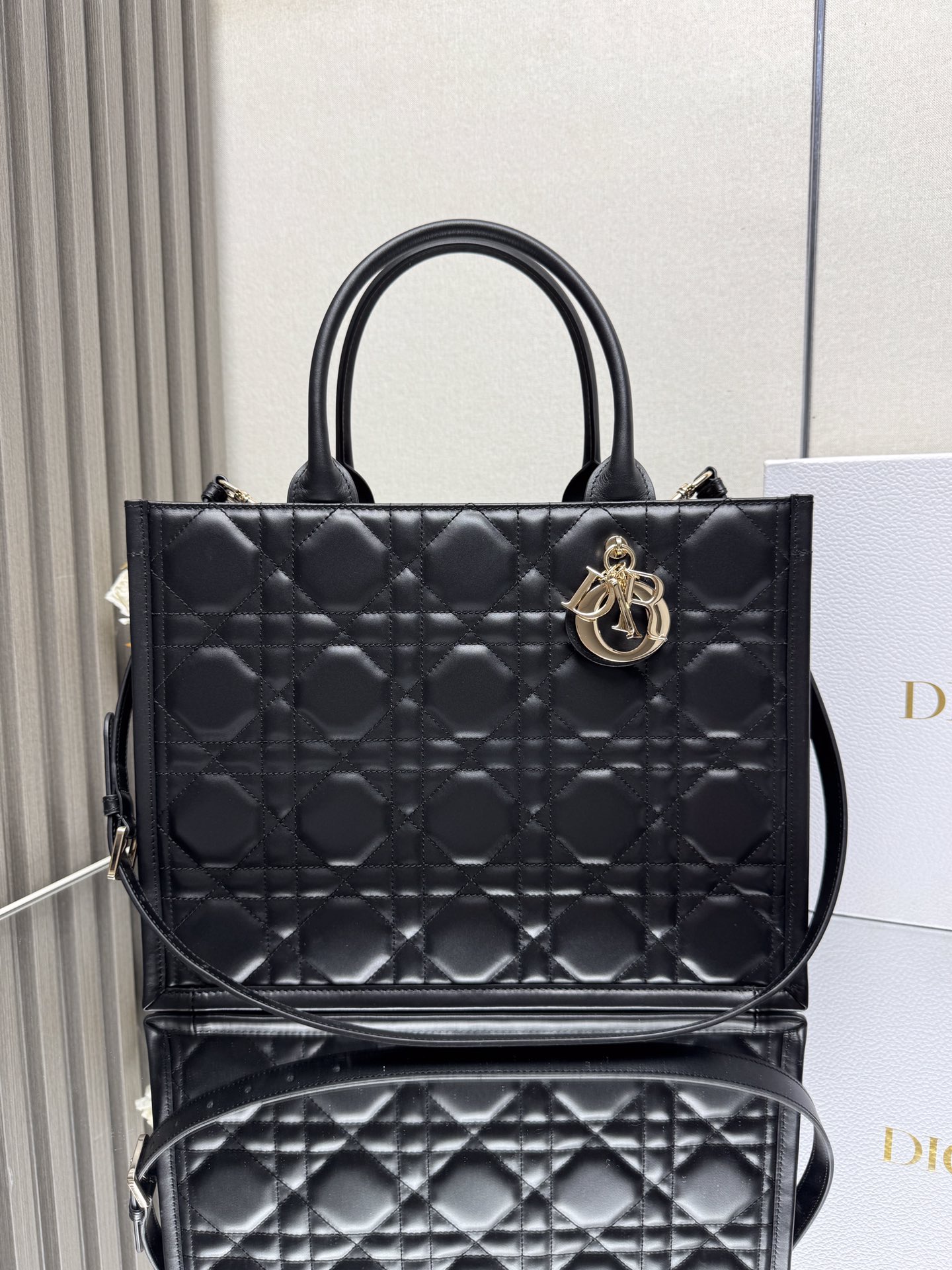 NO:659339,00650 BOOK TOTE Handbag Model: M1324 The Book Tote handbag presented by Maria Grazia Chiuri embodies Dior's classic interpretation of elegance. It is carefully crafted from cow leather, highlighting the oversized cannage pattern, and the handle is decorated with light gold finish metal D.I.O.R.  Pendant. The interior is made of cashmere and leather, with zipper pockets and patch pockets, which can properly store various daily necessities. The lightweight and practical style comes with an adjustable and detachable shoulder strap, demonstrating Dior's exquisite craftsmanship, and can be carried by hand or on the shoulder. Medium size 36.5 x 28 x 17.5 cm, Dior, dior, dior, cowhide1986090900650 BOOK TOTE 手袋 型号:M1324 由玛丽亚·嘉茜娅·蔻丽 (Maria Grazia Chiuri) 呈献的 Book Tote 手袋优良体现了 Dior 对优雅的经典诠释.采用牛皮革精心制作,突显超大藤格纹图案,手柄饰以浅金色饰面金属 D.I.O.R 吊饰.内部采用山羊绒和皮革材质,设有拉链口袋和贴袋,可妥善收纳各种日常用品.轻盈实用的款式搭配可调节、可拆卸肩带,彰显 Dior 的精湛工艺,可手提或肩背. 中号尺寸36.5 x 28 x 17.5 厘米,迪奥,dior,dior,cowhide,Bag