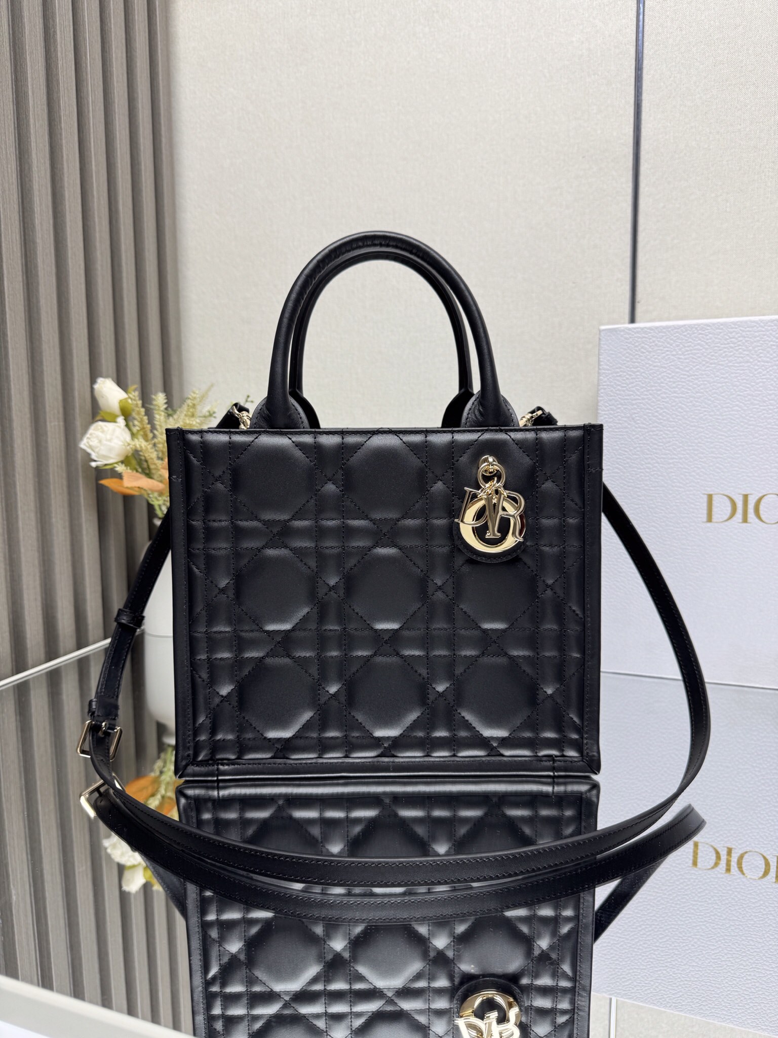 NO:659340,000620 BOOK TOTE Handbag Model: M The Book Tote handbag presented by Maria Grazia Chiuri embodies Dior's classic interpretation of elegance. Crafted from cow leather, highlighted by an oversized cannage pattern, the handle is decorated with a light gold finish metal D.I.O.R  Pendant. The interior is made of cashmere and leather, with zipper pockets and patch pockets, which can properly store a variety of daily necessities. The lightweight and practical style comes with an adjustable and detachable shoulder strap, demonstrating Dior's exquisite craftsmanship, and can be carried by hand or on the shoulder. Small size 26.5 x 21 x 14 cm, Dior, dior, dior, cowhide19860909000620 BOOK TOTE 手袋 型号:M 由玛丽亚·嘉茜娅·蔻丽 (Maria Grazia Chiuri) 呈献的 Book Tote 手袋优良体现了 Dior 对优雅的经典诠释.采用牛皮革精心制作,突显超大藤格纹图案,手柄饰以浅金色饰面金属 D.I.O.R 吊饰.内部采用山羊绒和皮革材质,设有拉链口袋和贴袋,可妥善收纳各种日常用品.轻盈实用的款式搭配可调节、可拆卸肩带,彰显 Dior 的精湛工艺,可手提或肩背. 小号尺寸26.5 x 21 x 14 厘米,迪奥,dior,dior,cowhide,Bag