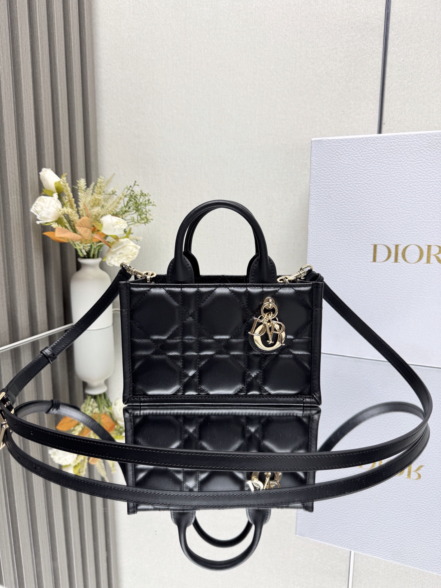 NO:659343,000530 BOOK TOTE Handbag Model: M1326 The Book Tote handbag presented by Maria Grazia Chiuri embodies Dior's classic interpretation of elegance. It is carefully crafted from cow leather, highlighting the oversized cannage pattern, and the handle is decorated with light gold finish metal D.I.O.R.  Pendant. The interior is made of cashmere and leather, with zipper pockets and patch pockets, which can properly store various daily necessities. The lightweight and practical style with adjustable and detachable shoulder straps demonstrates Dior's exquisite craftsmanship and can be carried by hand or on the shoulder. Mini size: 21.5x7.5x13cm, Dior, dior, dior, cowhide19860909000530 BOOK TOTE 手袋 型号:M1326 由玛丽亚·嘉茜娅·蔻丽 (Maria Grazia Chiuri) 呈献的 Book Tote 手袋优良体现了 Dior 对优雅的经典诠释.采用牛皮革精心制作,突显超大藤格纹图案,手柄饰以浅金色饰面金属 D.I.O.R 吊饰.内部采用山羊绒和皮革材质,设有拉链口袋和贴袋,可妥善收纳各种日常用品.轻盈实用的款式搭配可调节、可拆卸肩带,彰显 Dior 的精湛工艺,可手提或肩背. 迷你号:21.5x7.5x13cm,迪奥,dior,dior,cowhide,Bag