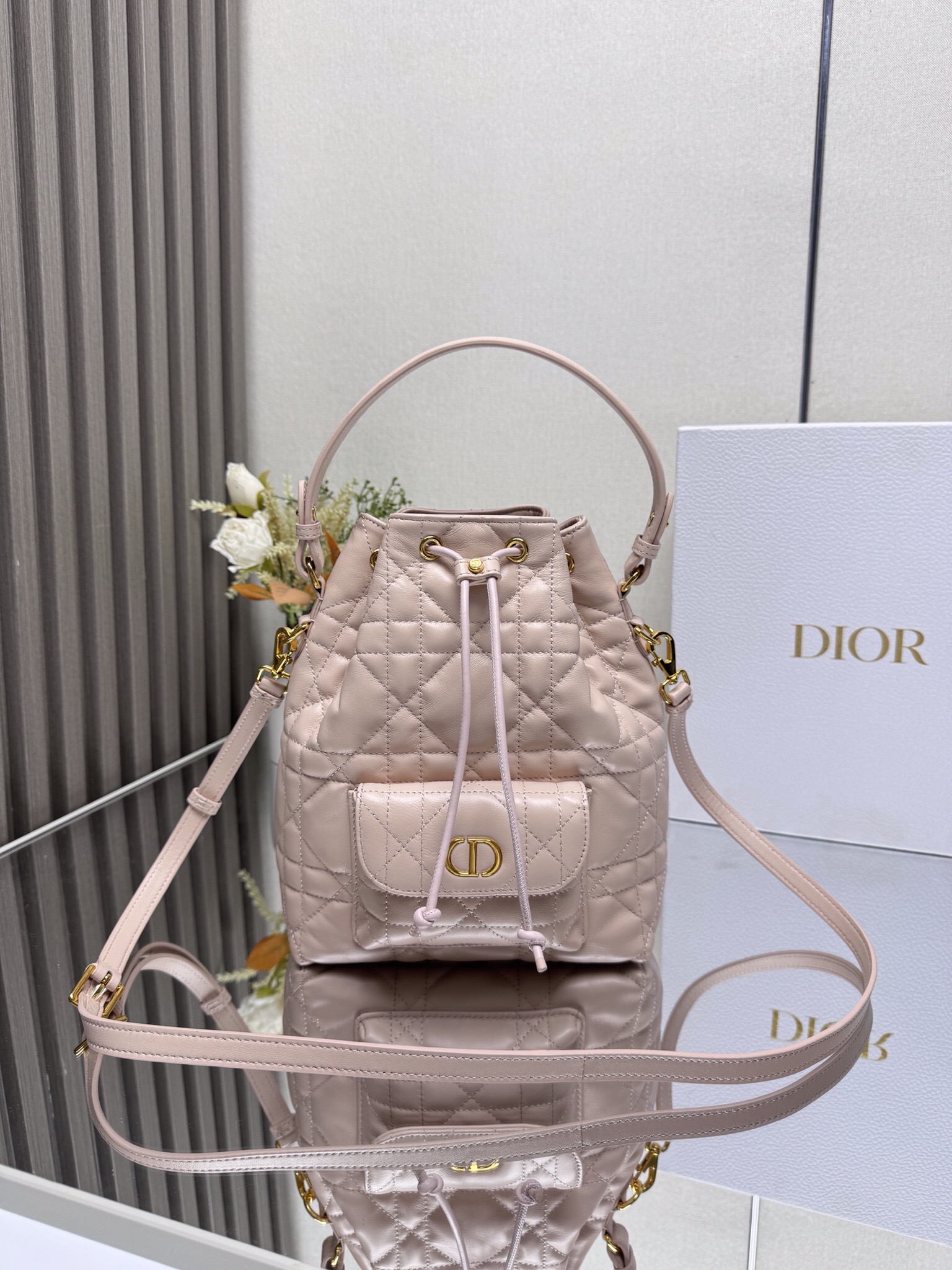 NO:659357,This Dior Caro bucket bag is a new product in the 2025 autumn ready-to-wear series, highlighting a fashionable and elegant style. It is carefully made of black sheepskin and other materials, decorated with oversized cannage pattern topstitching, and has a spacious drawstring compartment. The front flap pocket is decorated with a gold-finished metal CD logo, which can store various small daily necessities. The small style is equipped with a removable top handle and an adjustable and detachable shoulder strap, which can be easily carried by hand, shoulder or crossbody. Main body: sheepskin,  Cow leather lining: cow leather CD logo drawstring closure on the front Front slip pocket with magnetic flap Internal slip pocket Detachable leather handle on top Adjustable, removable leather shoulder strap includes dust bag Model: M3372 Pink Size 20cm*24cm*9cm 000600, Dior, dior, dior, cowhide, sheepskin19860909这款 Dior Caro 水桶包是二零二五秋季成衣系列新品,彰显时尚优雅风范.采用黑色羊皮革等材质精心制作,饰以超大藤格纹缉面线,带有宽敞的抽绳隔层.正面翻盖口袋饰以金色饰面金属CD标志,可收纳各种小件日常用品.小号款式,搭配可拆卸顶部手柄和可调节、可拆卸肩带,可轻松手提、肩背或斜挎. 主体:羊皮革, 牛皮革里料:牛皮革 正面饰以CD 标志抽绳开合 正面插袋搭配磁性翻盖内部插袋 顶部可拆卸皮革手柄 可调节、可拆卸的皮革肩带内含防尘袋 型号:M3372 粉色 尺寸20cm*24cm*9cm 000600,迪奥,dior,dior,cowhide,sheepskin,Bag