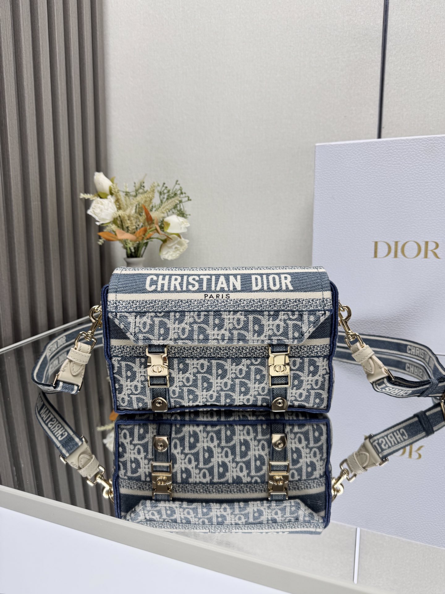 NO:659360,【. The latest light blue messenger bag】 Carefully designed on the basis of the classic messenger bag, incorporating D's iconic elements to create a casual and fashionable look. It is still popular and has the highest demand after warm-up!  The light gold buckle this time is more convenient and neat than the old model. The most surprising part is the shoulder strap, absolutely!  Just save money on a shoulder strap, it’s awesome. It’s detachable and can be used more flexibly. Match it with any of your favorite shoulder straps to make it unique to you. Size 23×15×8cm 000560, Dior, dior19860909【. 最新浅蓝色邮差包】 在经典信使包的基础上精心设计,融入 D的标志性元素,打造休闲时尚的造型 依旧火爆,预热后呼声需求最高！ 这次的浅金插扣比老款更方便利索了 最惊喜的地方在肩带上,绝！ 直接省下一条肩带的钱啊,太牛 可拆卸这细节,也能更灵活运用了 搭配各种喜欢的肩带,属于你独一无二的 尺寸23×15×8cm 000560,迪奥,dior,Bag