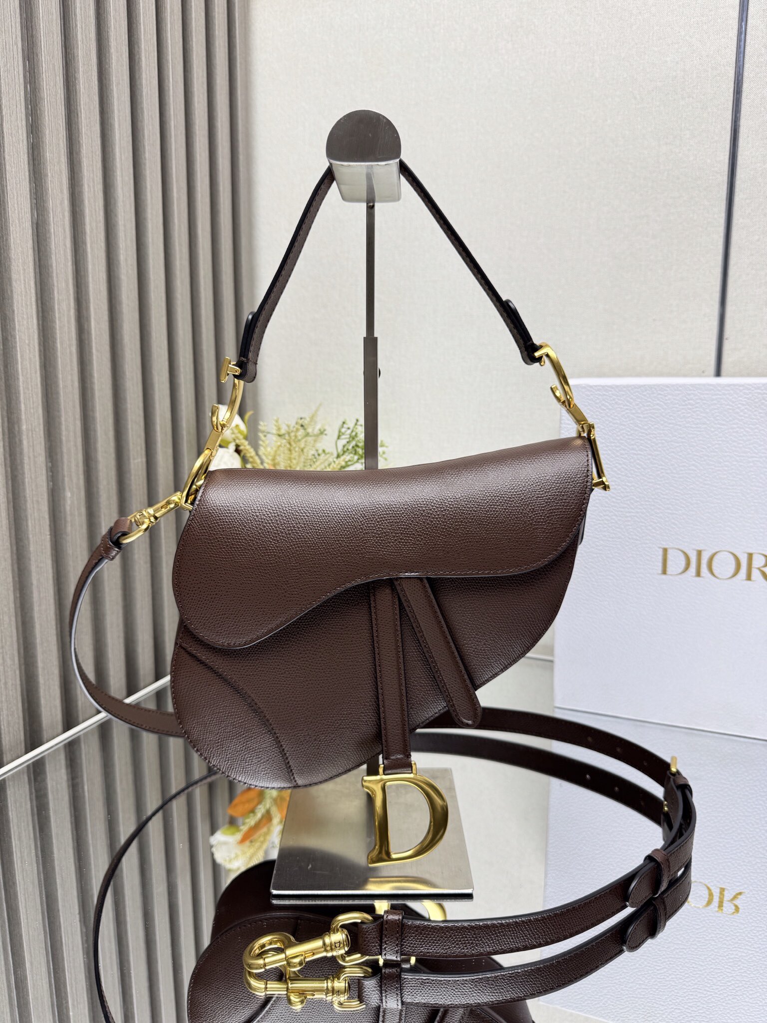 NO:771050,000650D S Saddle Bag Large [Palmprint Chocolate Leather] is back. Recreating the classic beauty. This series of handbags has just been launched and has immediately become one of the 'must-have' items for fashion celebrities. The new ethnic style shoulder straps and metal accessories can be worn cross-body to show free movement and unique personality. The new version is equipped with leather shoulder straps of the same color, which is convenient to carry, and can also be matched with other embroidered shoulder straps!  Large size 0989# size 25.5×20×6.5cm model 93271, Dior, dior19860909000650D S马鞍包大号【手掌纹巧克力色皮】 重磅回归.重现经典之美该系列手袋刚上市,立刻成为了时尚红人们“人手必备”的单品之一,全新富有民族风情肩带和金属配件,可斜挎以彰显自由动感与独特个性新版本搭配同色系皮肩带,方便携带,也可搭配其他刺绣肩带！ 大号0989#尺寸25.5×20×6.5cm 型号93271,迪奥,dior,Bag