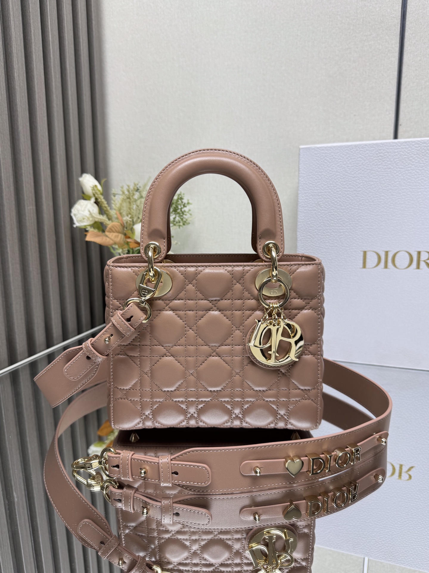 ❤️【Lady Dio.r My ABC】"Lotus Pink Sheepskin" /Piel de oveja de cuatro marcos/ Este bolso encarna la profunda visión de D…